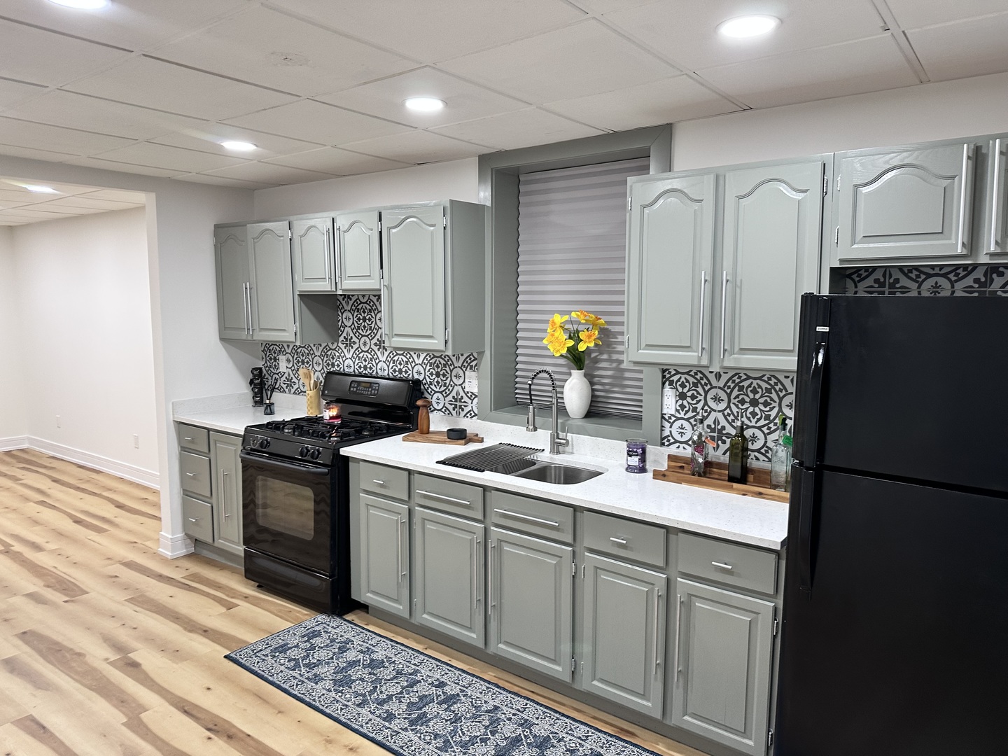 1040 W 34th Place