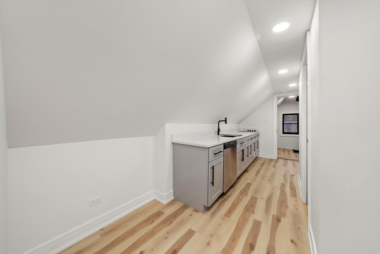 1040 W 34th Place