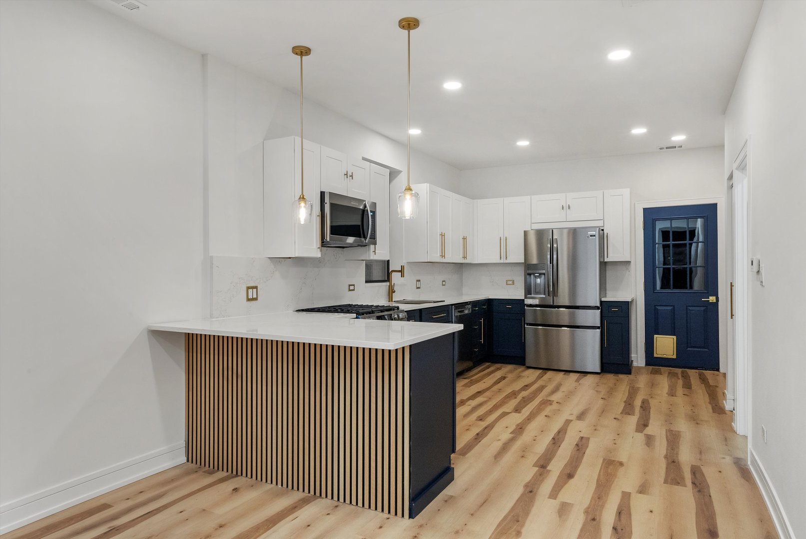 1040 W 34th Place