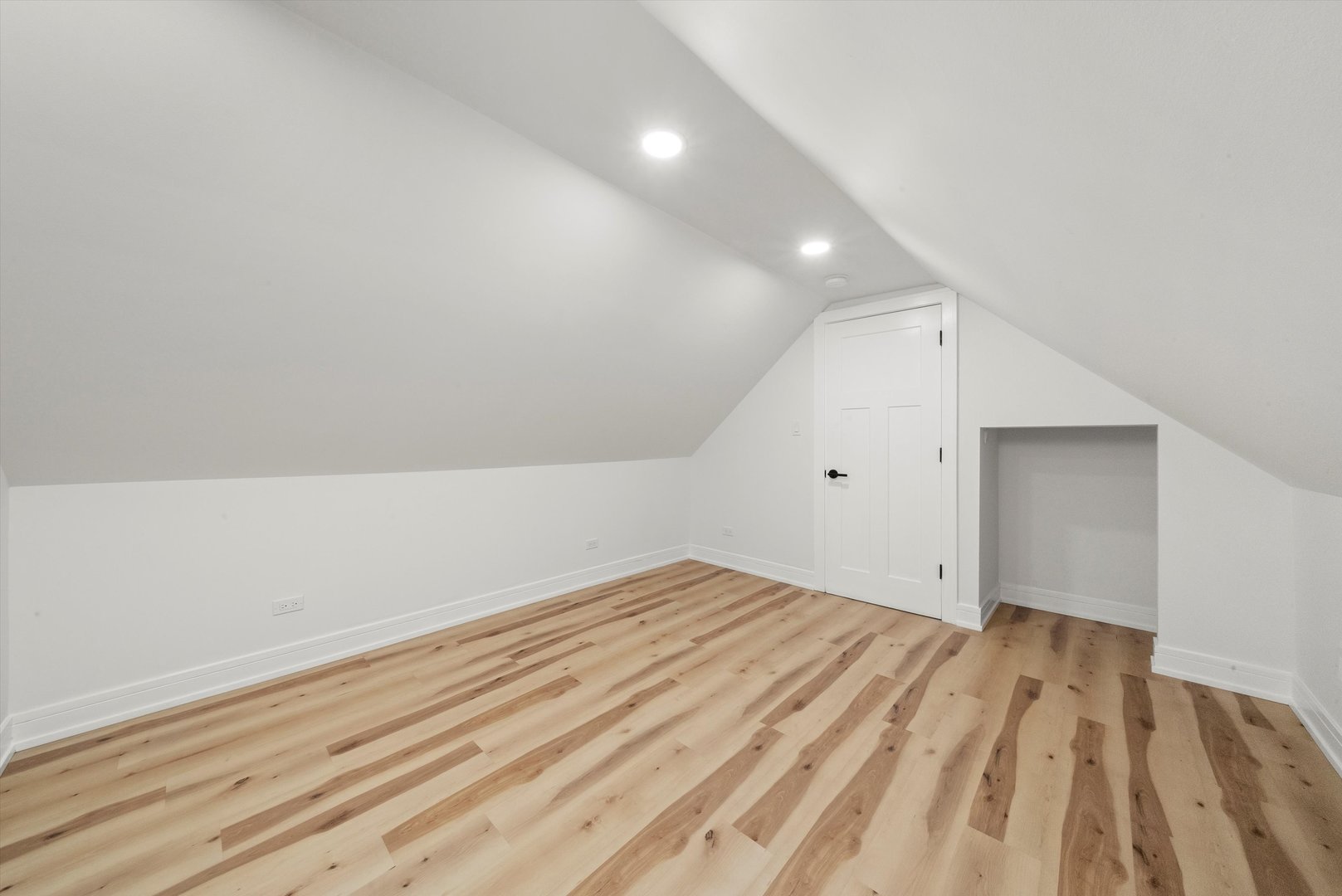 1040 W 34th Place