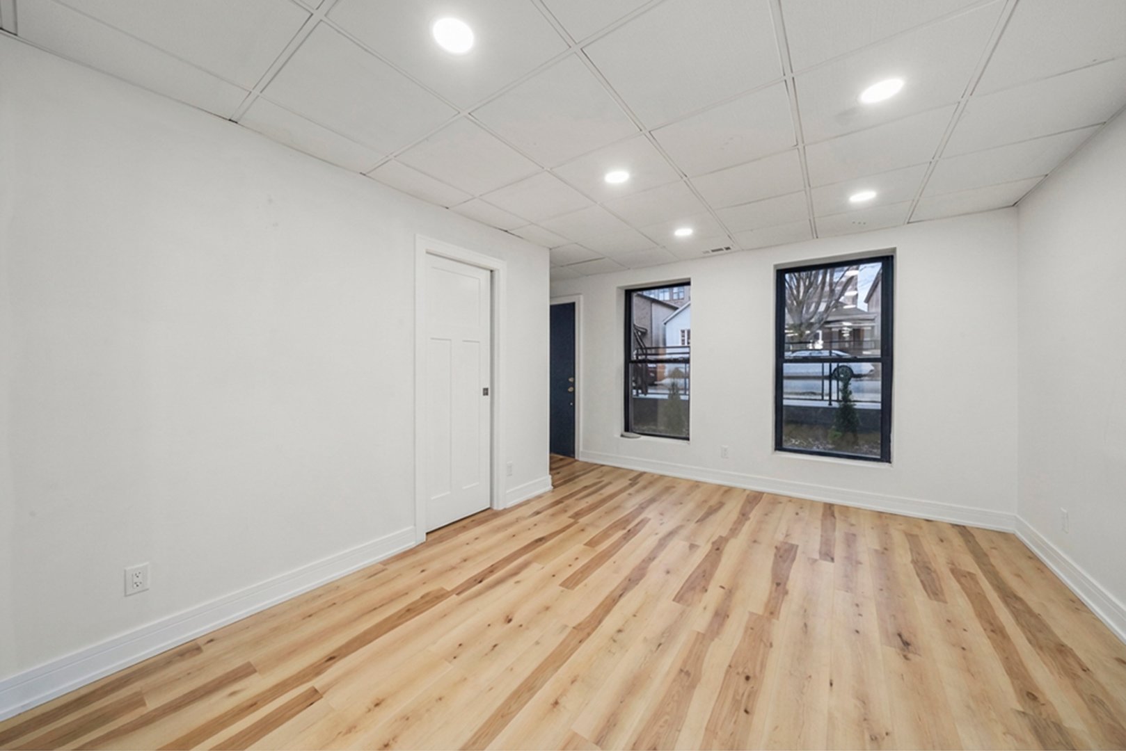 1040 W 34th Place