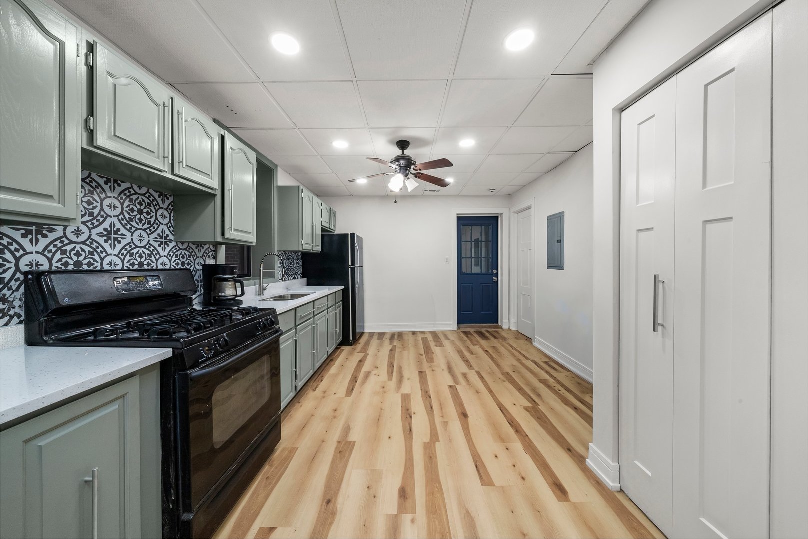 1040 W 34th Place