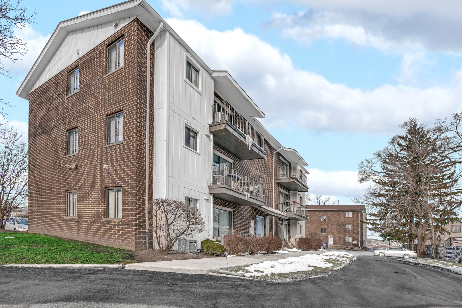 6335 175th Street Unit: 2S