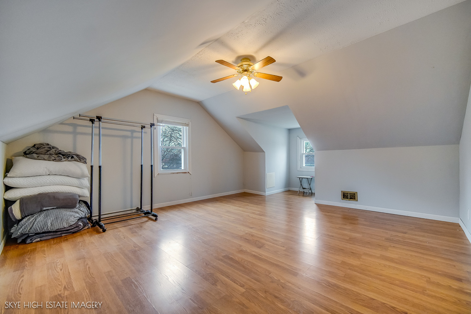 1205 N PRAIRIE Avenue