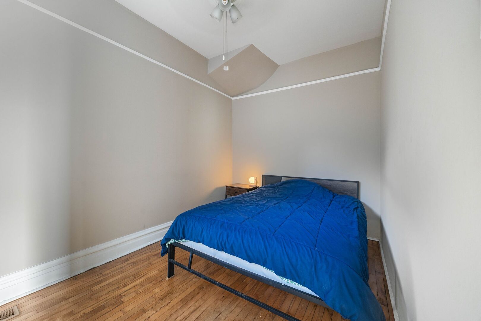 928 S Claremont Avenue Unit: 2F