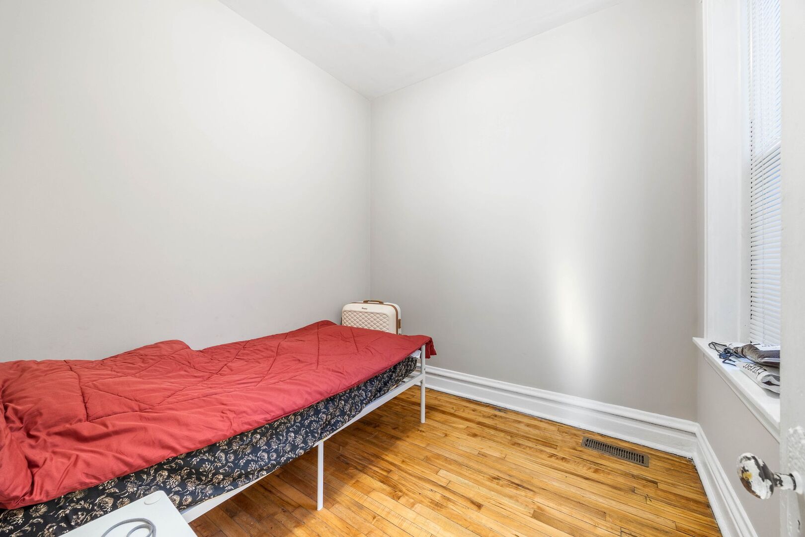 928 S Claremont Avenue Unit: 2F