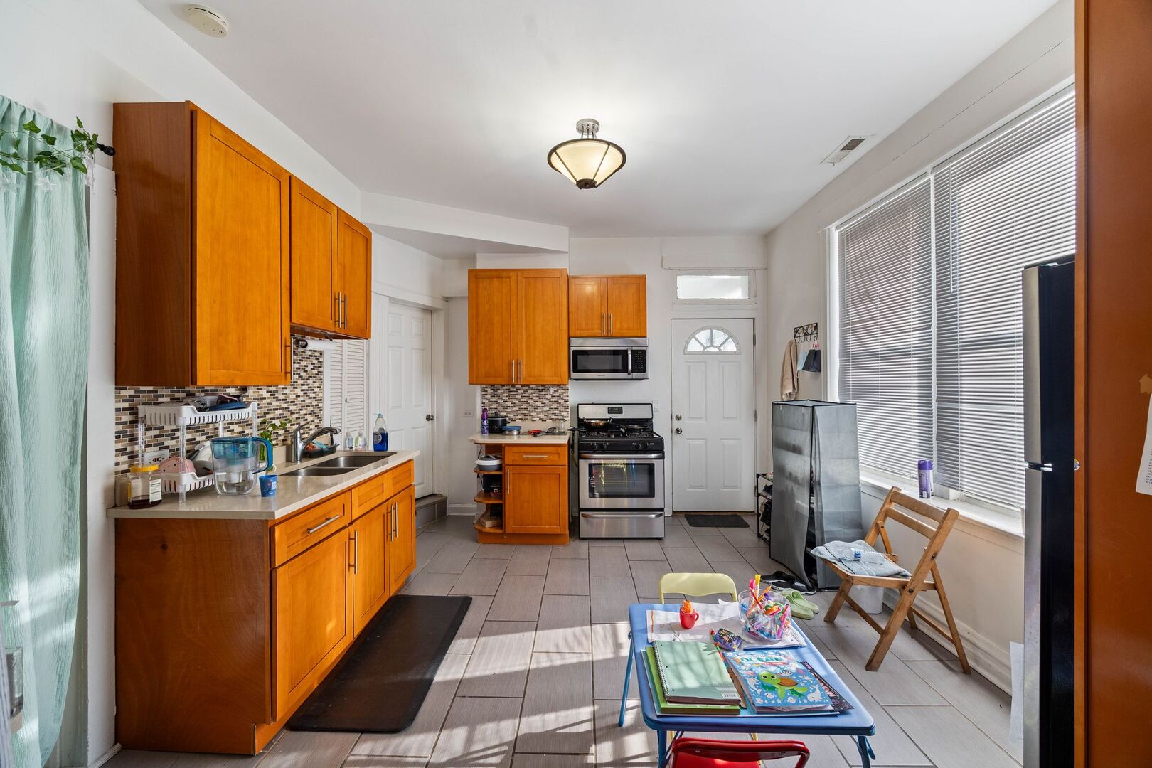 928 S Claremont Avenue Unit: 1R