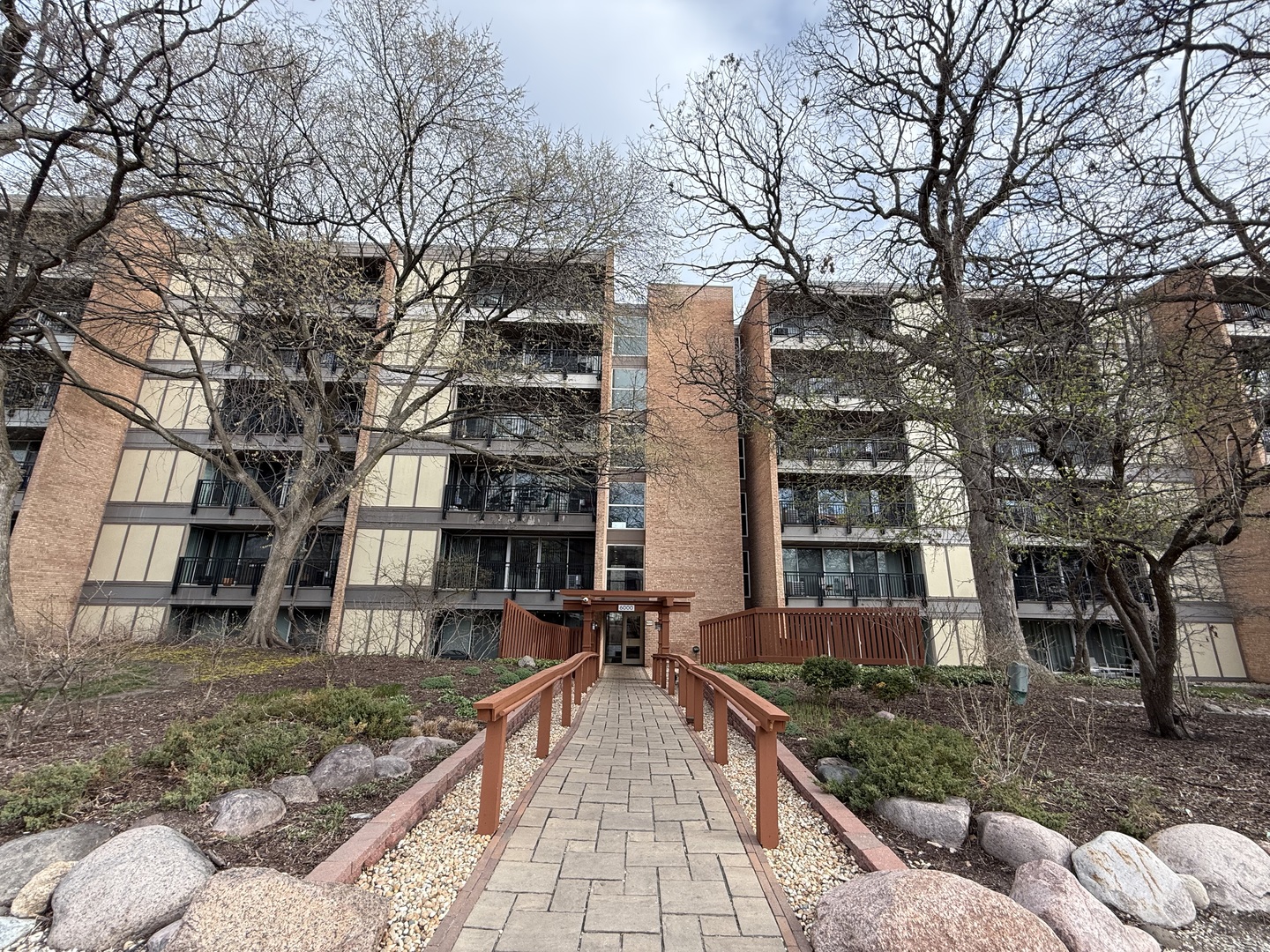 6000 Oakwood Drive Unit: 1E