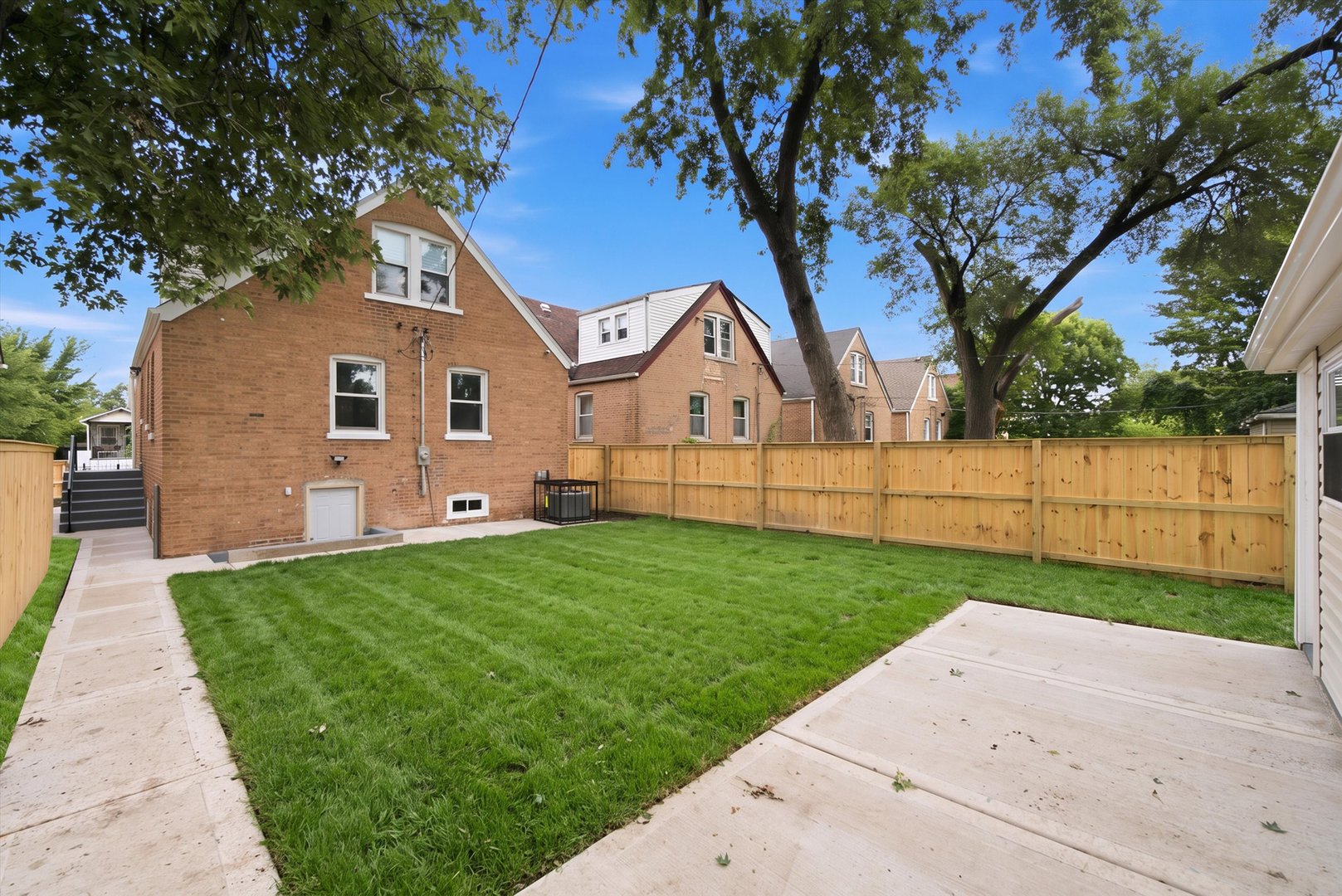 433 W 100TH Street