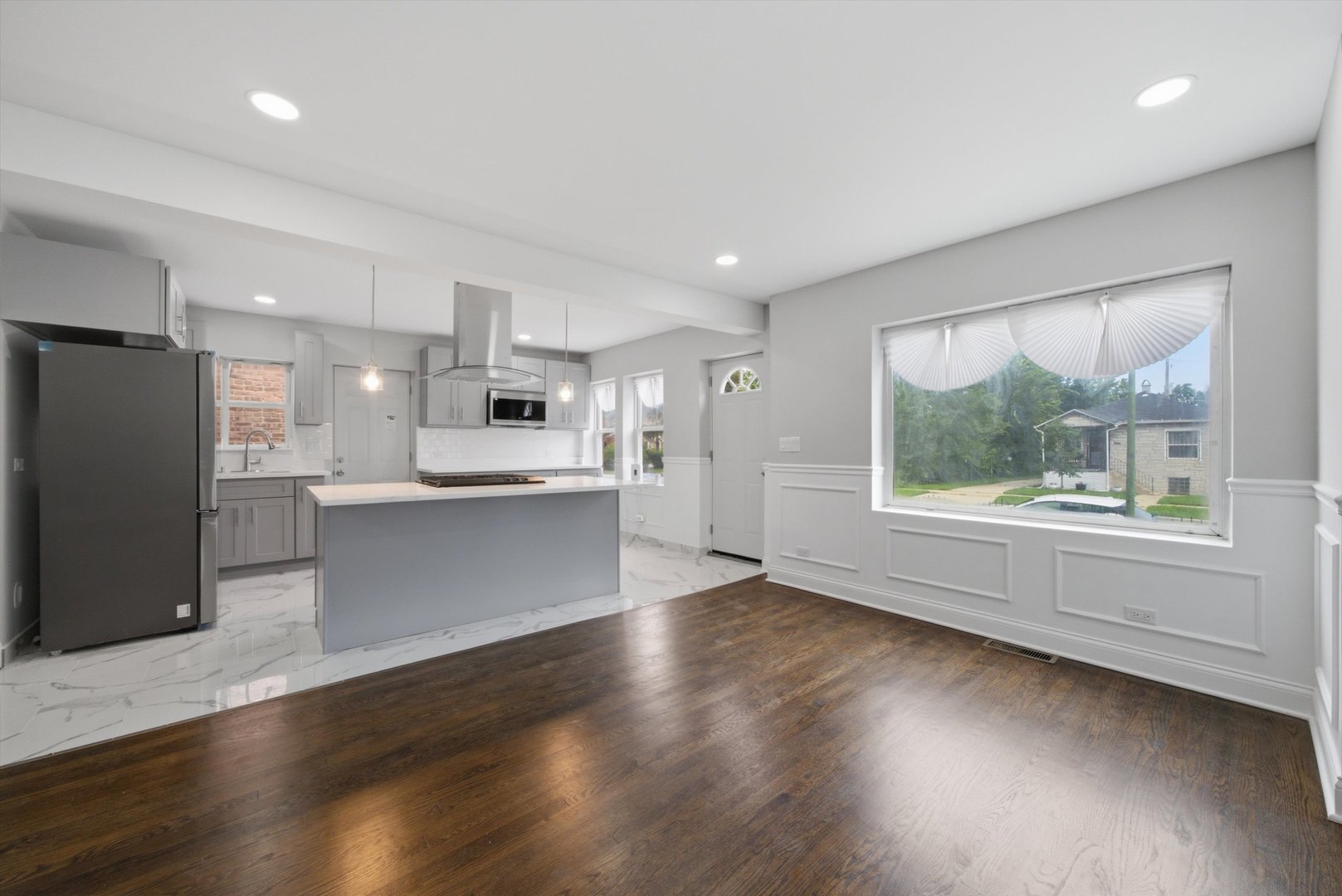 433 W 100TH Street