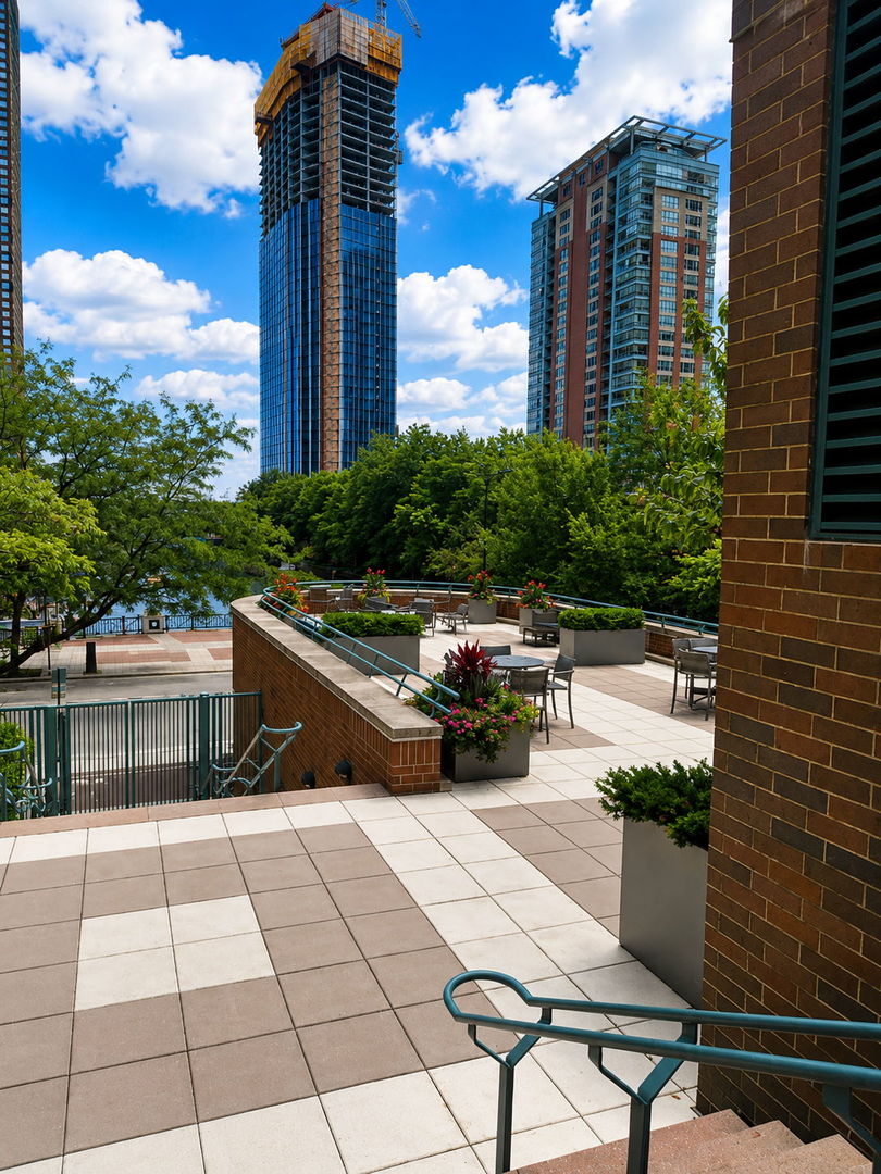 440 N Mcclurg Court Unit: 805