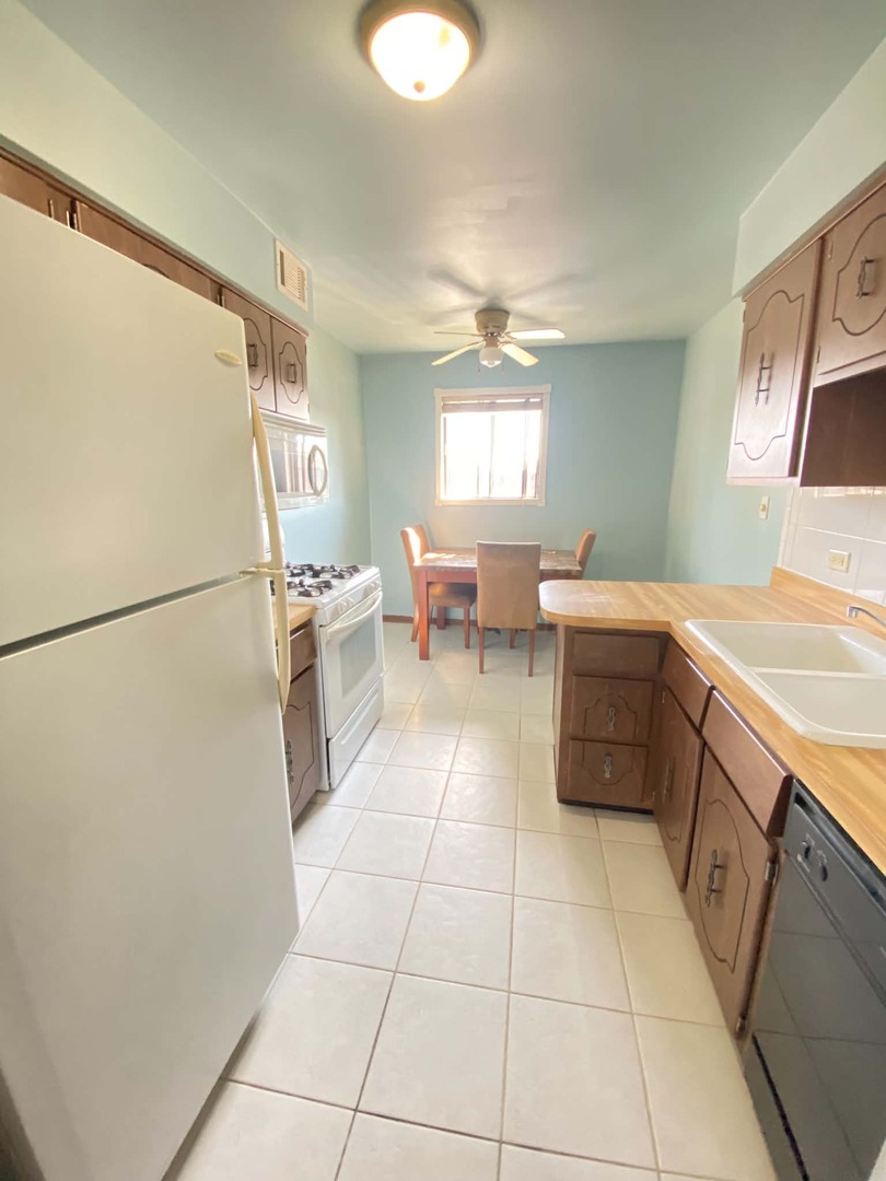 13933 LARAMIE Avenue Unit: 217
