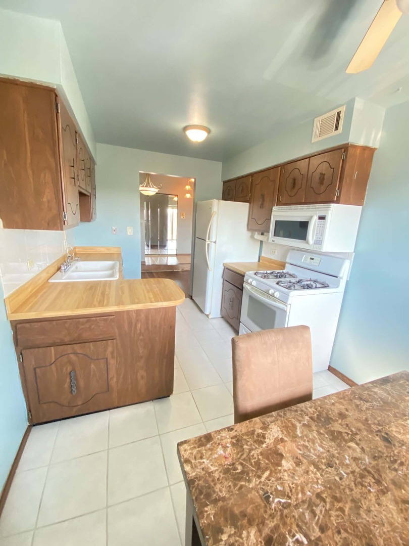 13933 LARAMIE Avenue Unit: 217