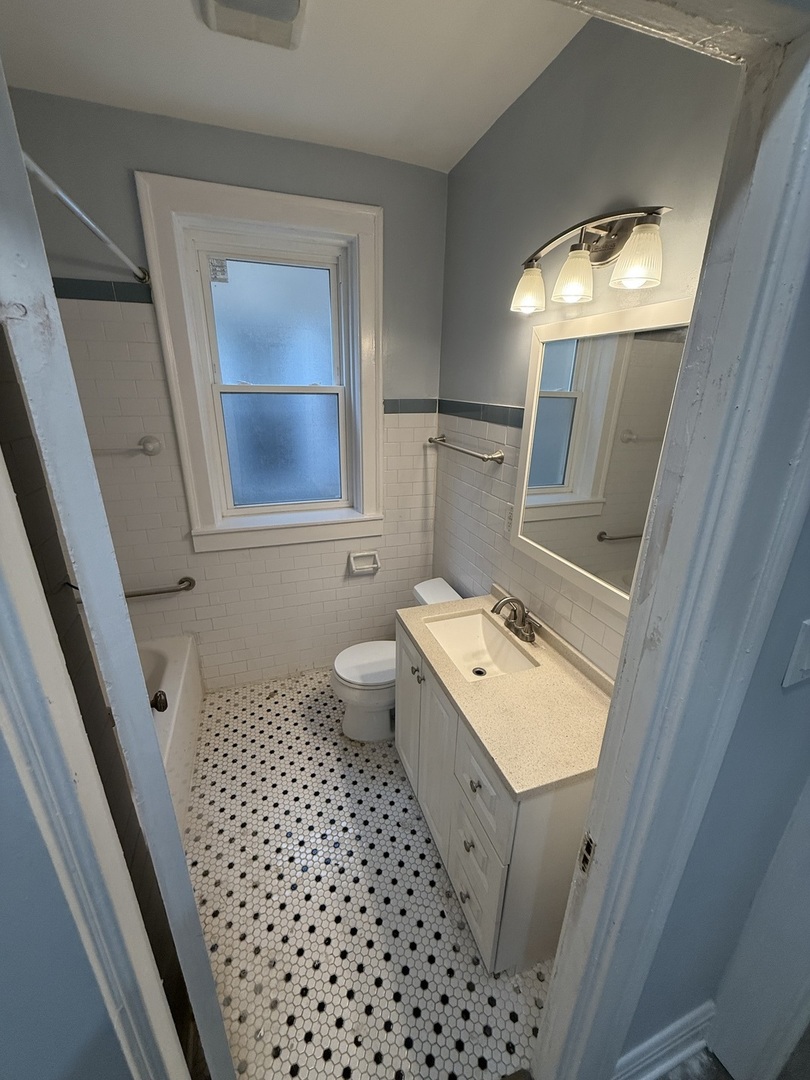 2827 W Lunt Avenue Unit: 1