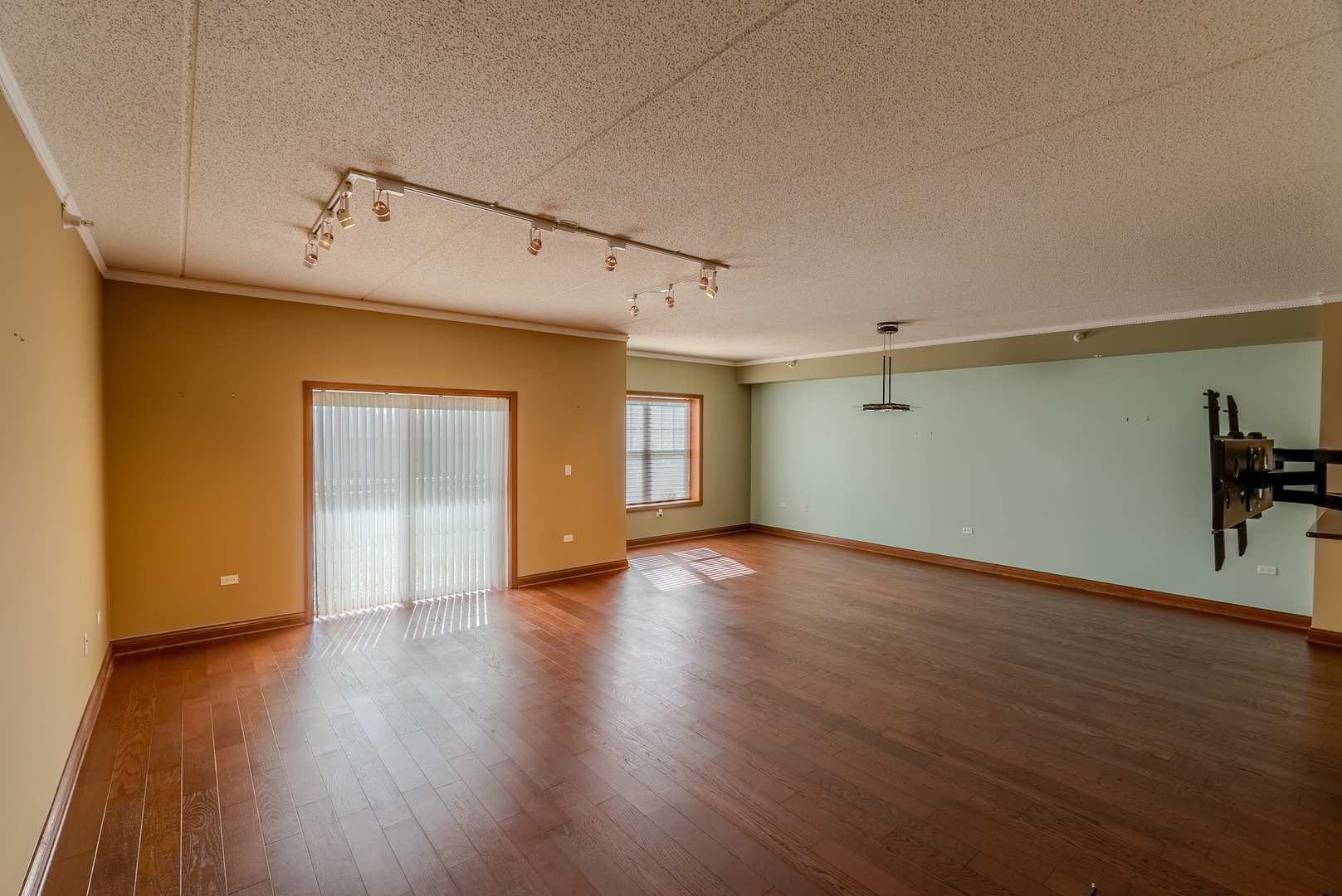 153 Pointe Drive Unit: 2201