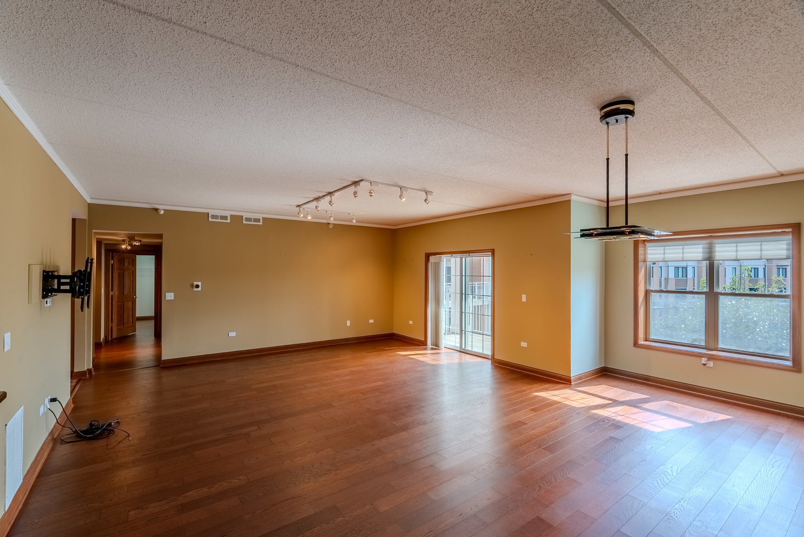 153 Pointe Drive Unit: 2201