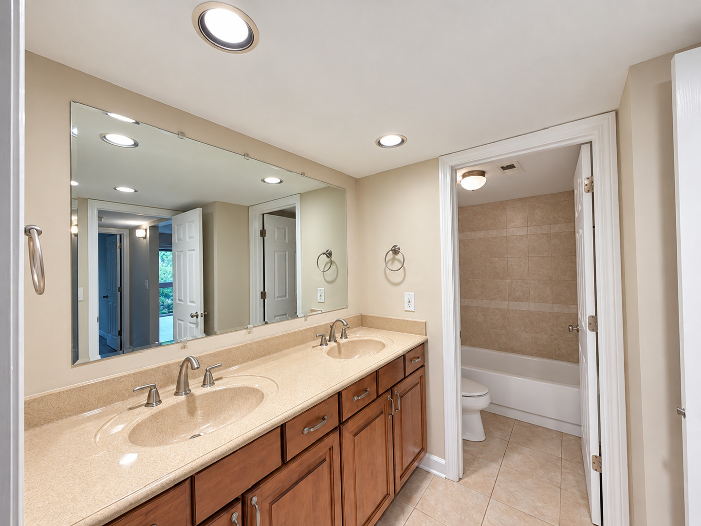 6820 Joliet Road Unit: 9
