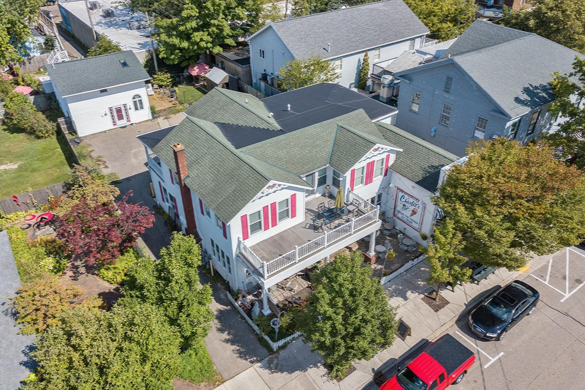 132 Mason Street, 1