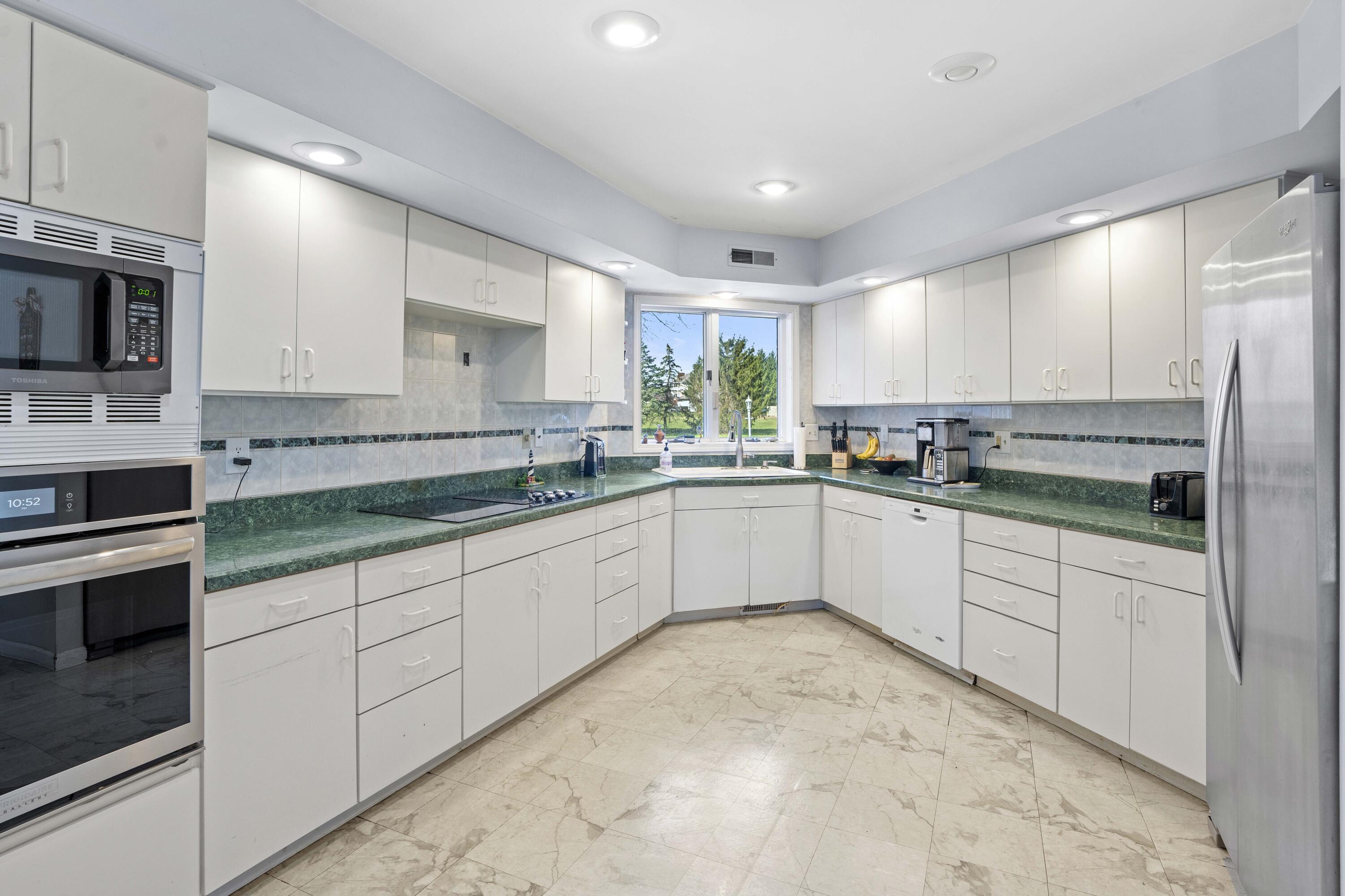 6185 E 107th Place