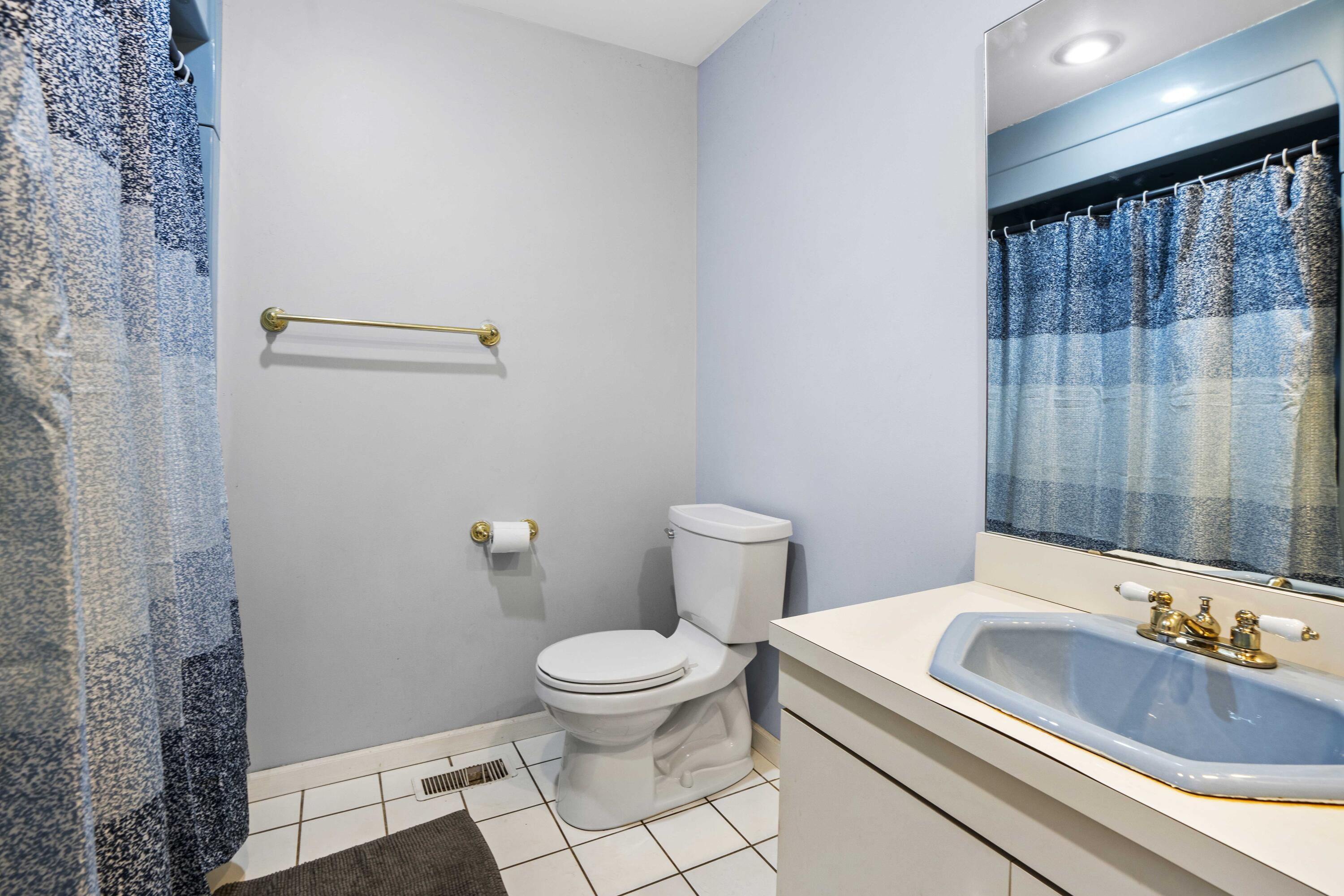 6185 E 107th Place