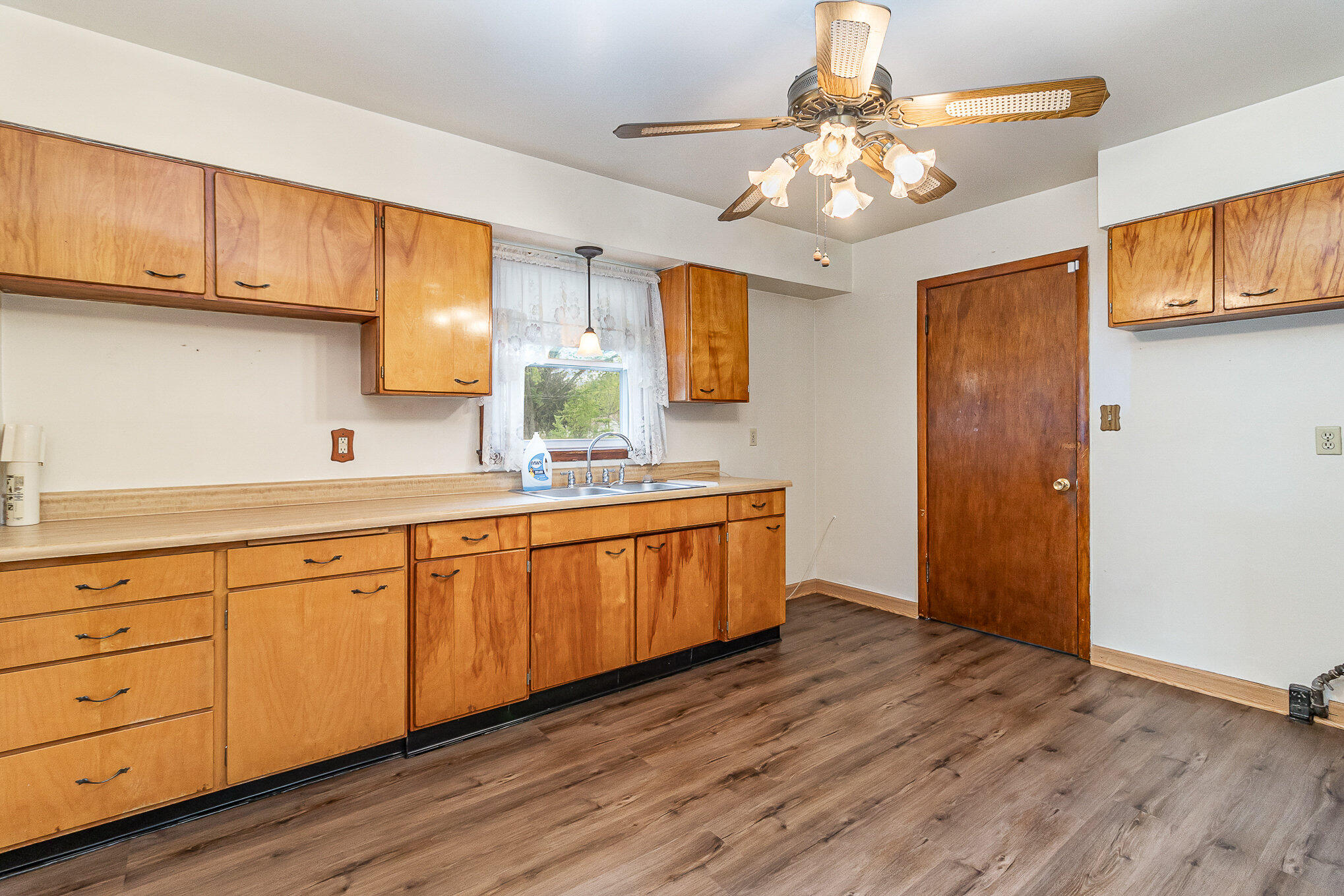 1200 W 38th Place