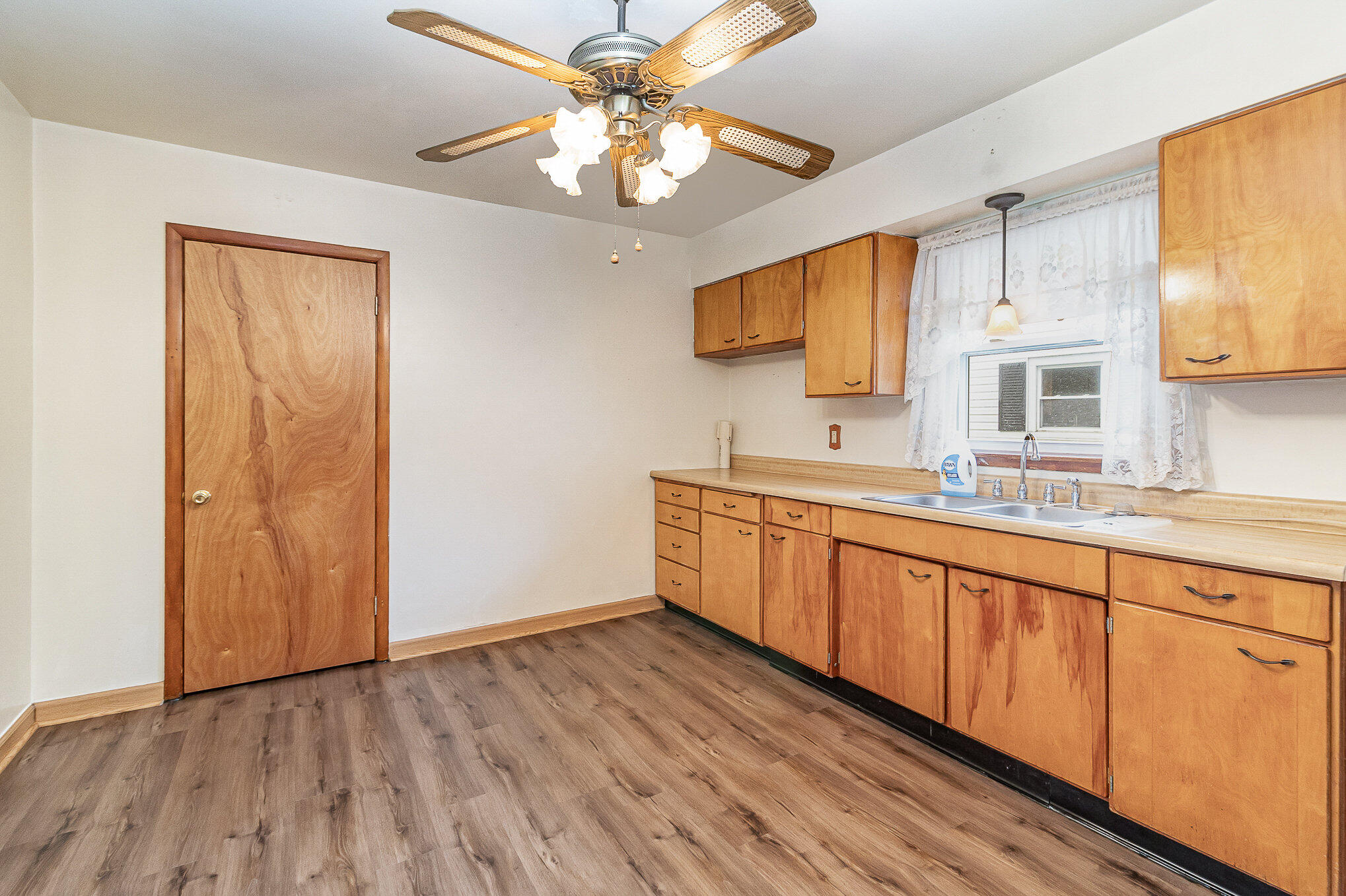 1200 W 38th Place