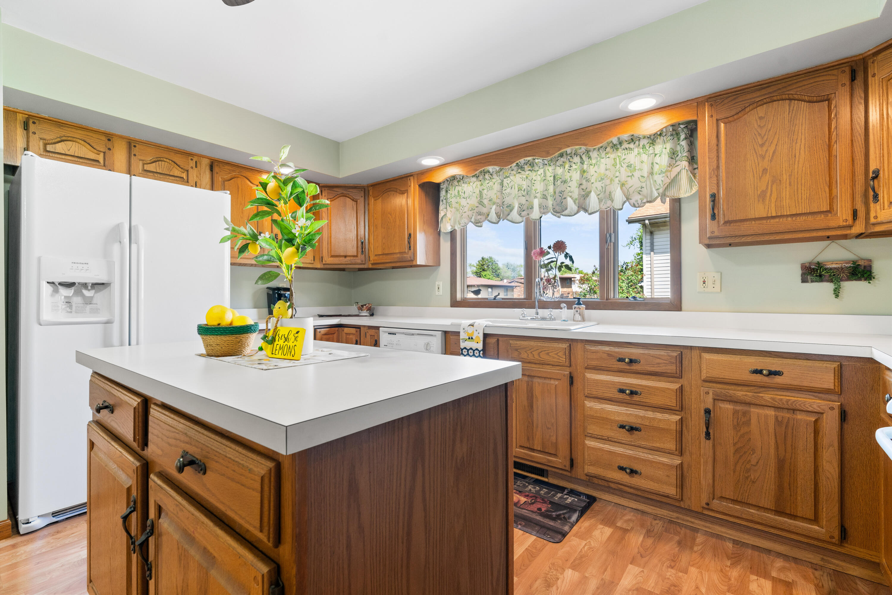 2533 Victoria Road