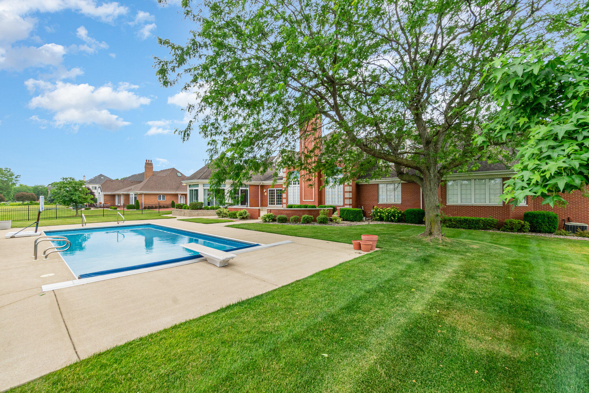 1033 Perthshire Lane