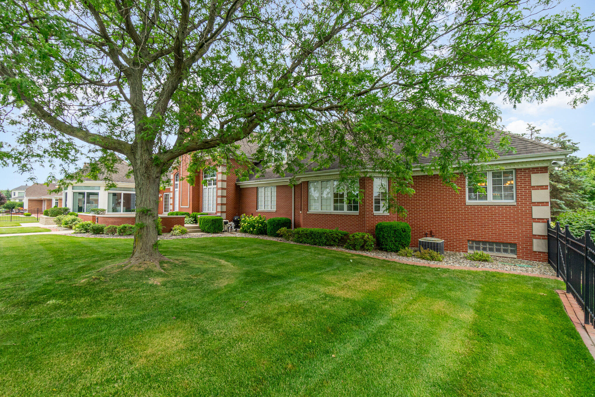 1033 Perthshire Lane