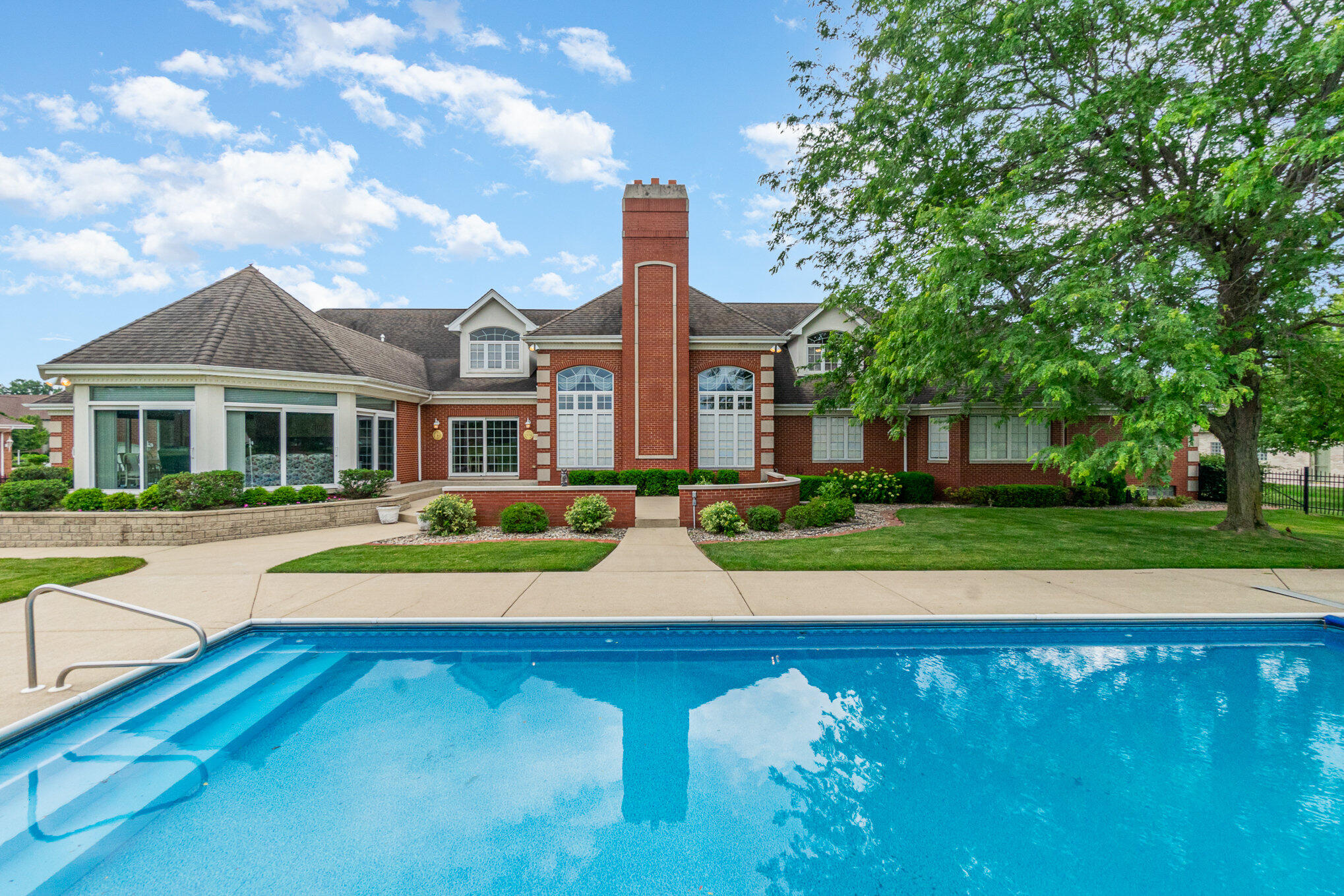 1033 Perthshire Lane