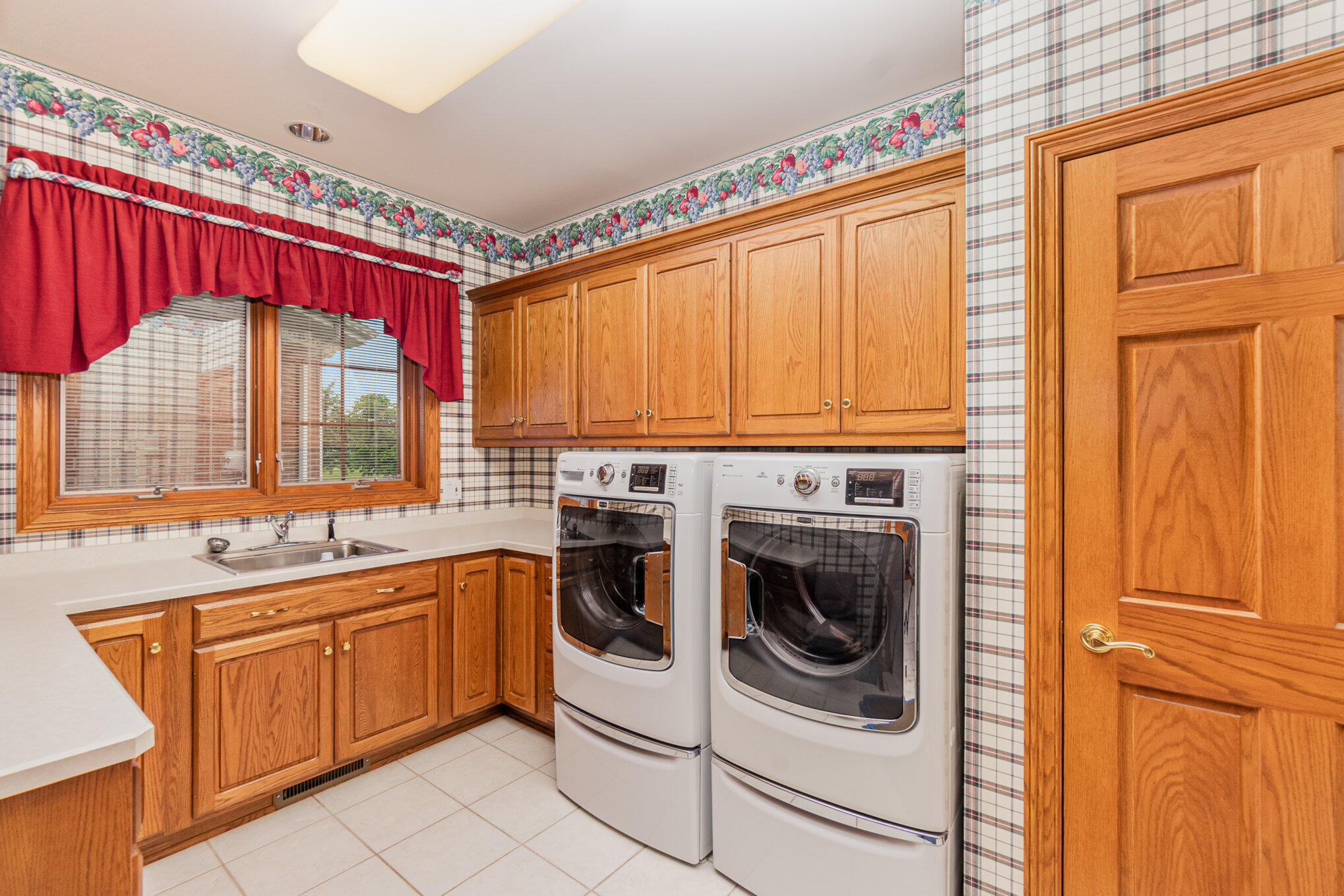 1033 Perthshire Lane