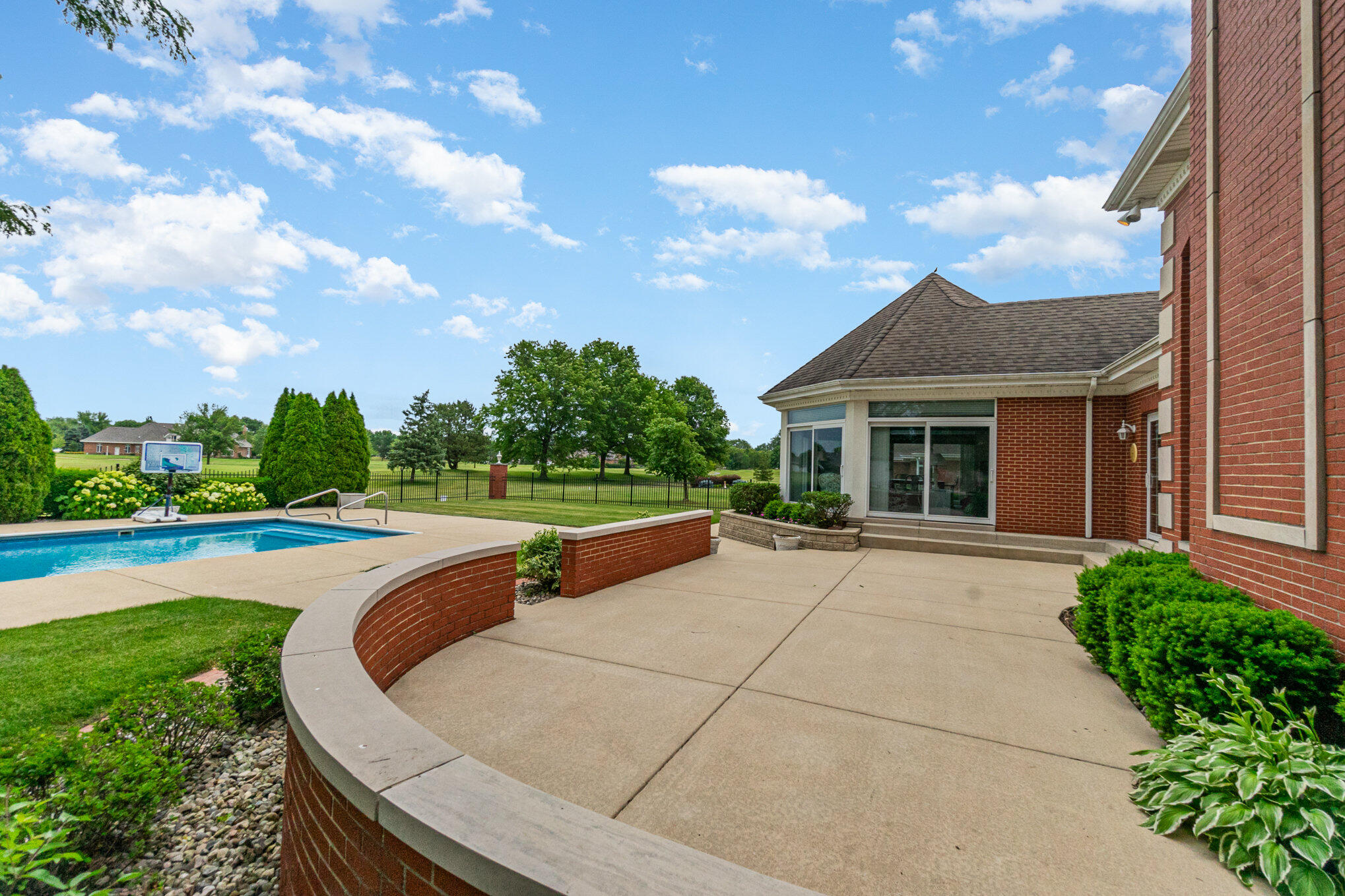 1033 Perthshire Lane