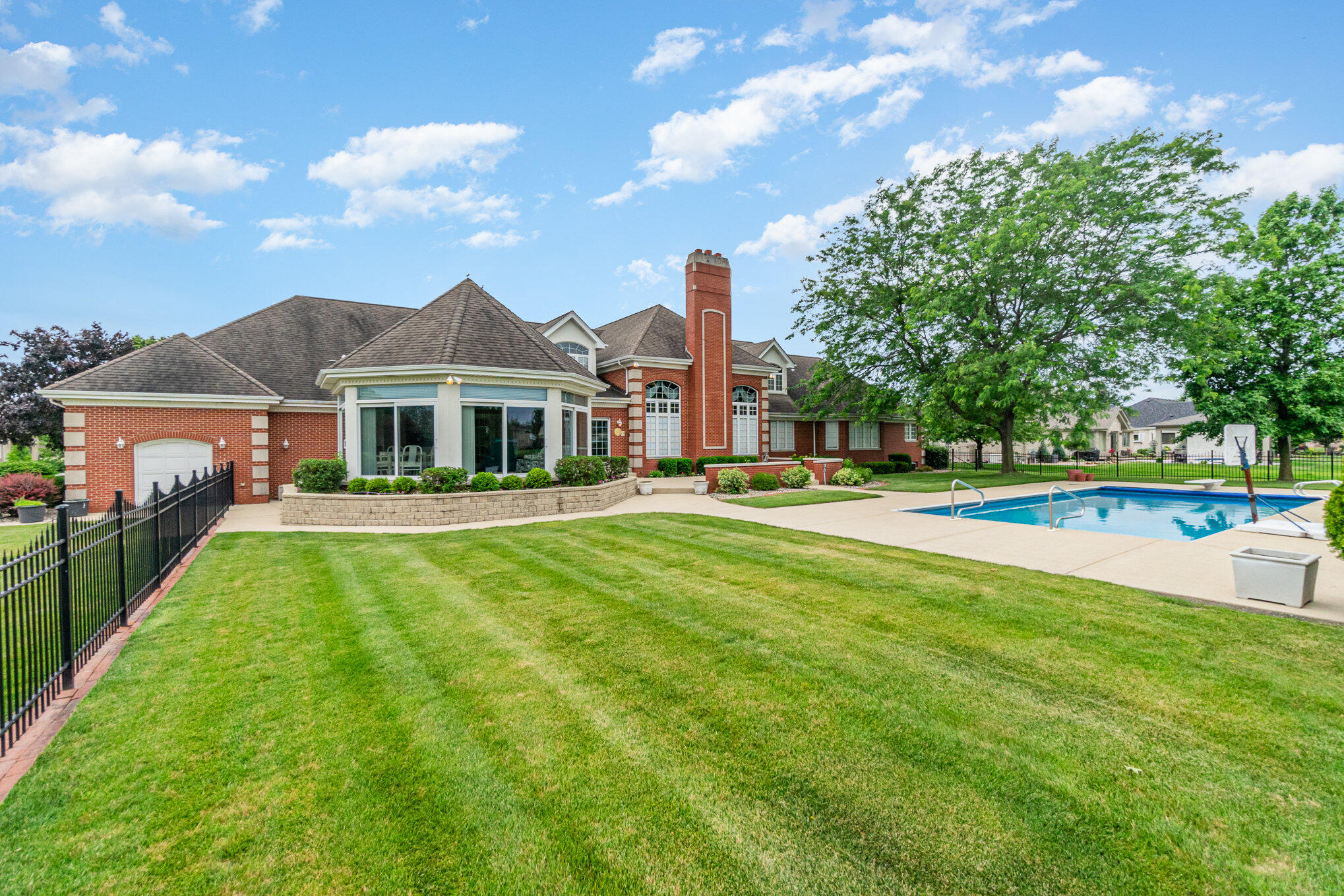 1033 Perthshire Lane