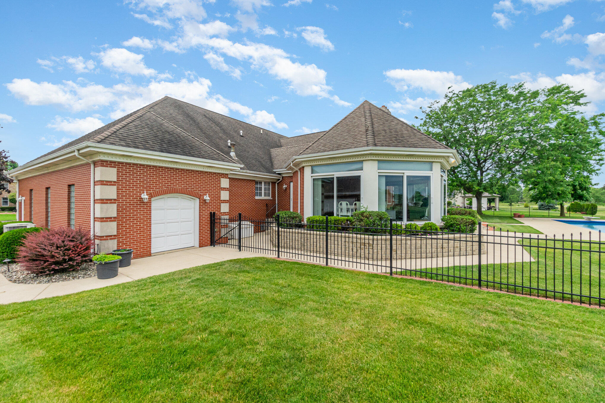 1033 Perthshire Lane