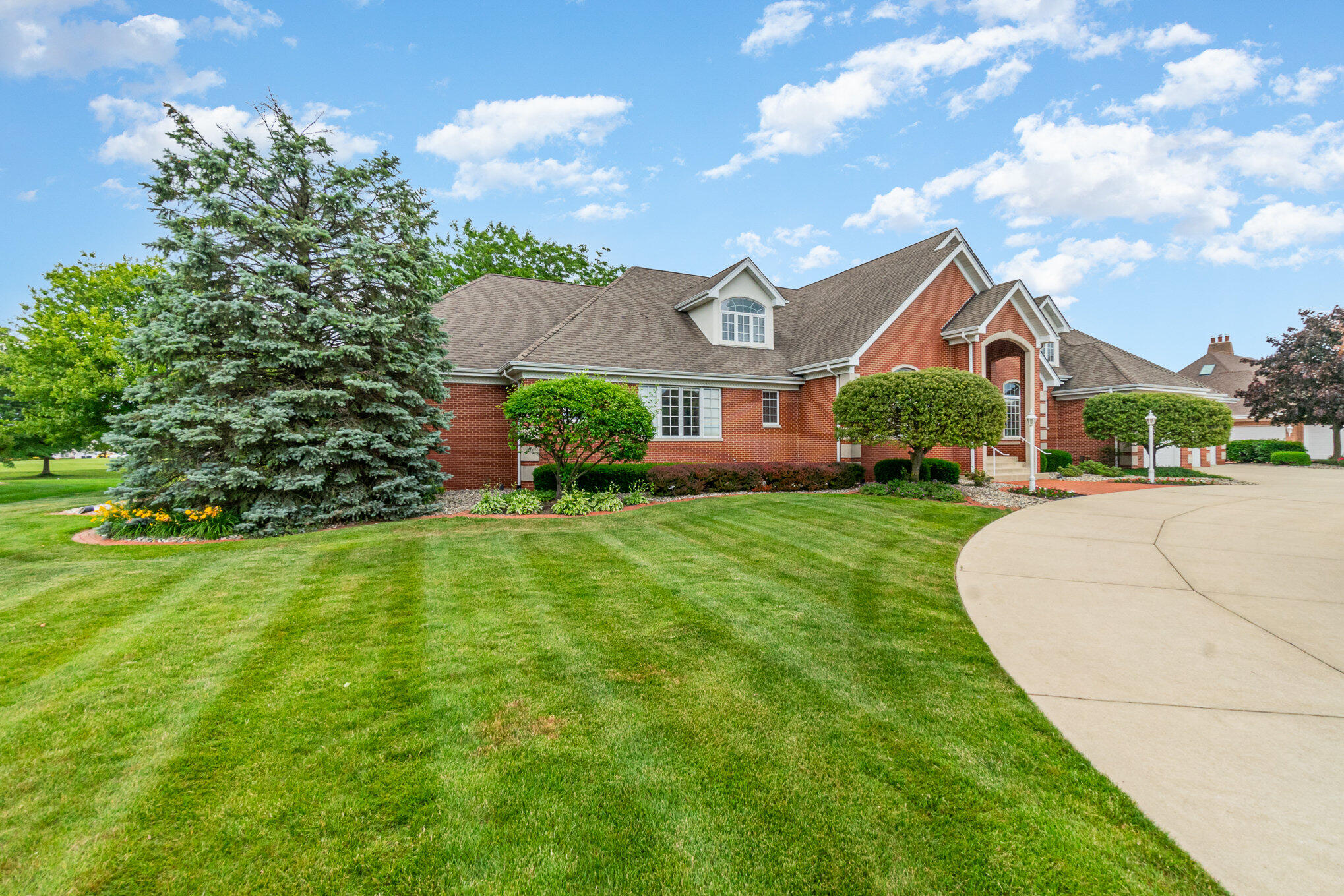 1033 Perthshire Lane