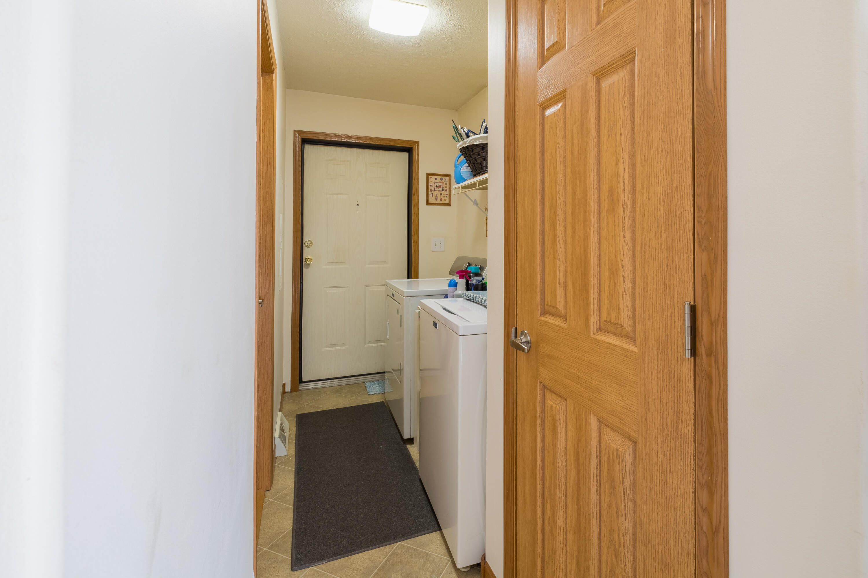 4988 E 1068 N
