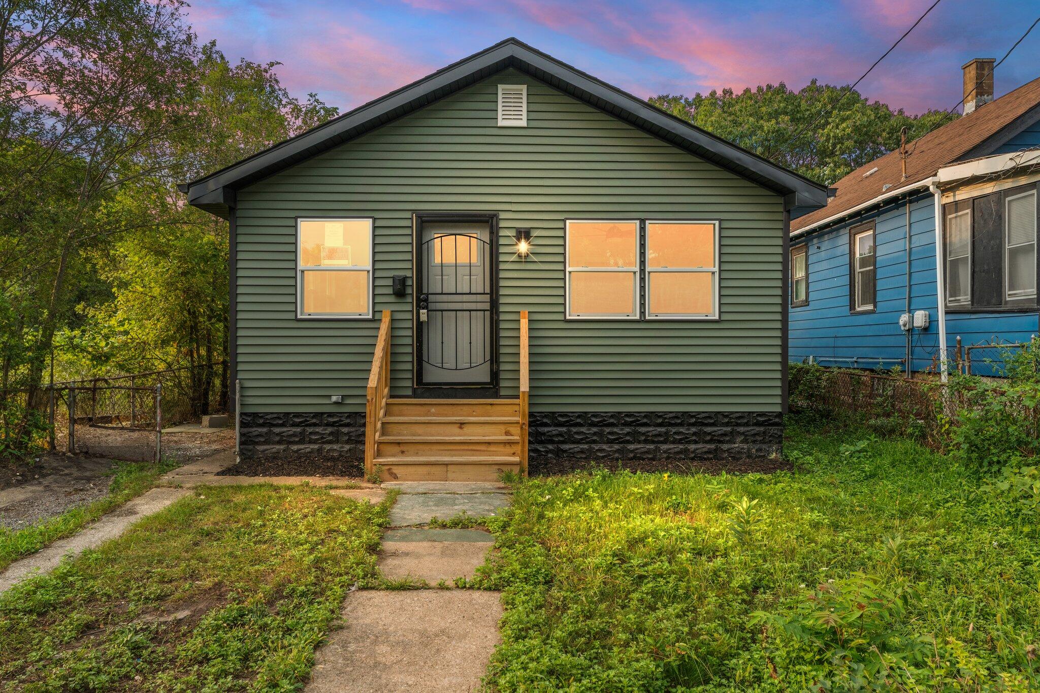 2571 W 9th Avenue