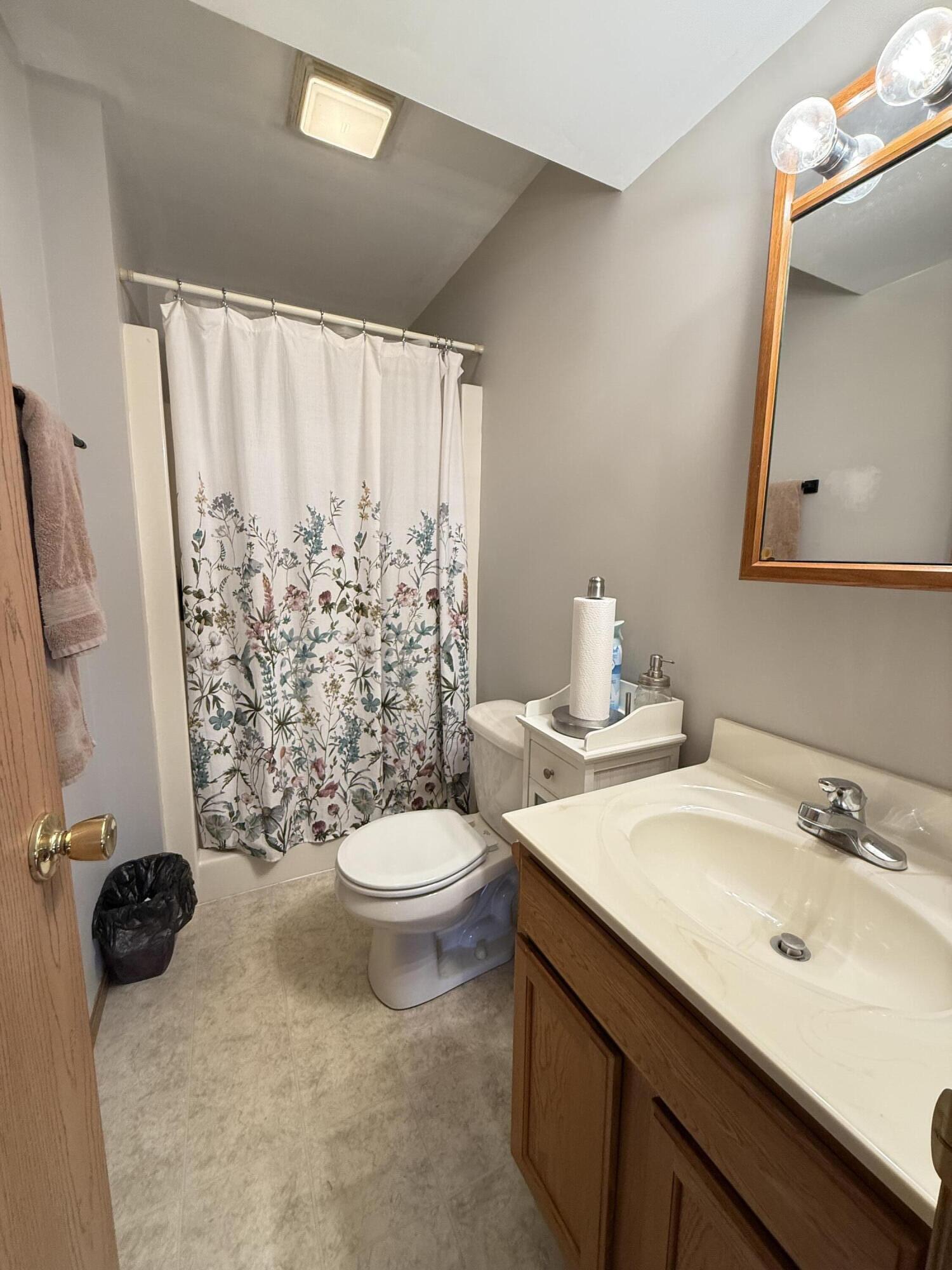 1603 W 11th Place