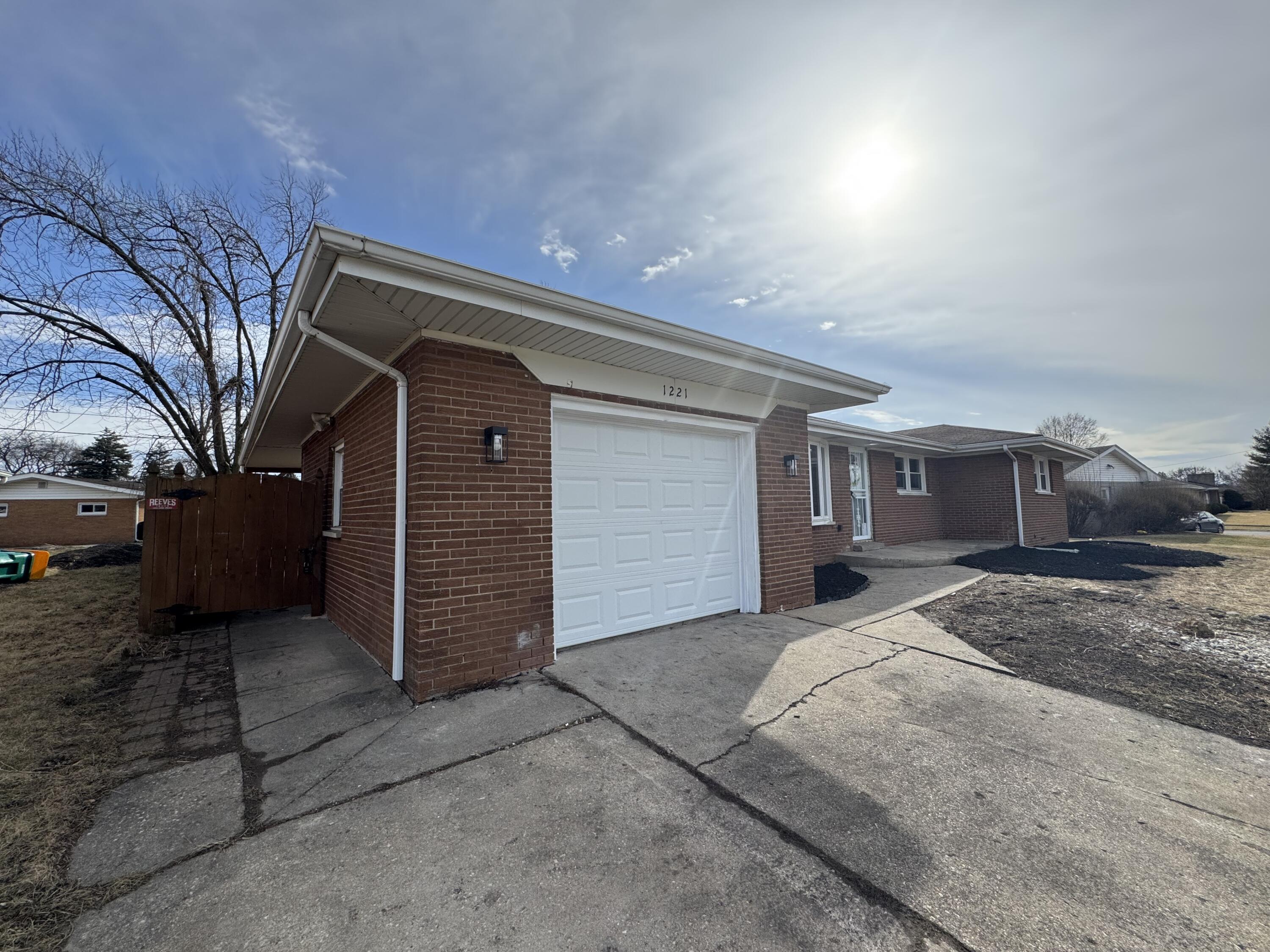 1221 W 54th Avenue