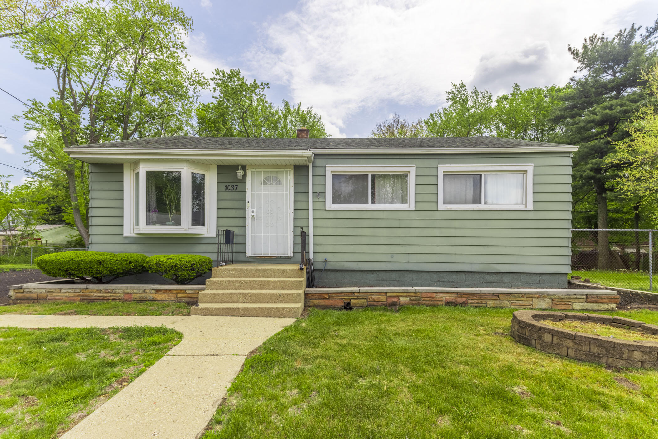 1037 E 11th Court