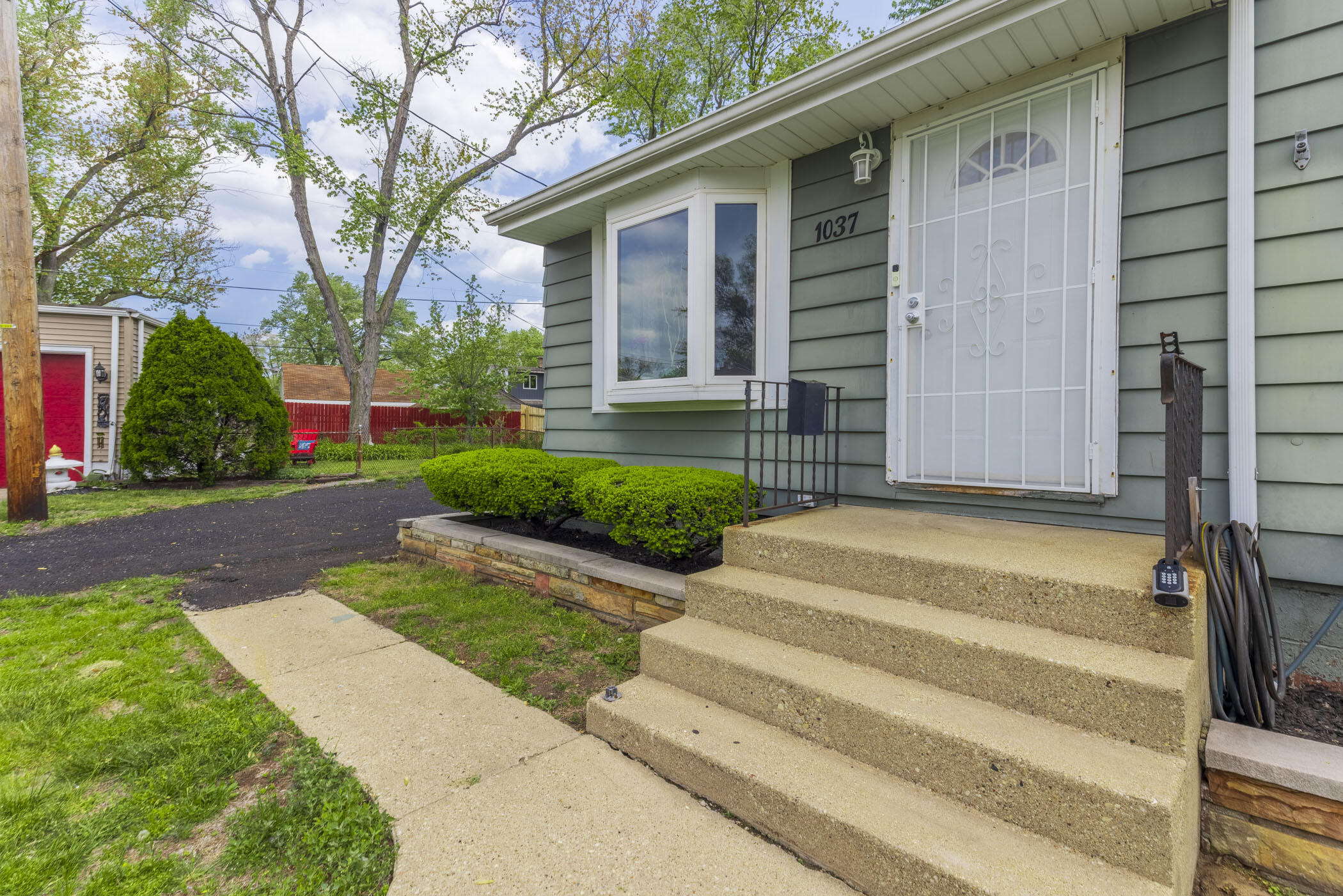 1037 E 11th Court