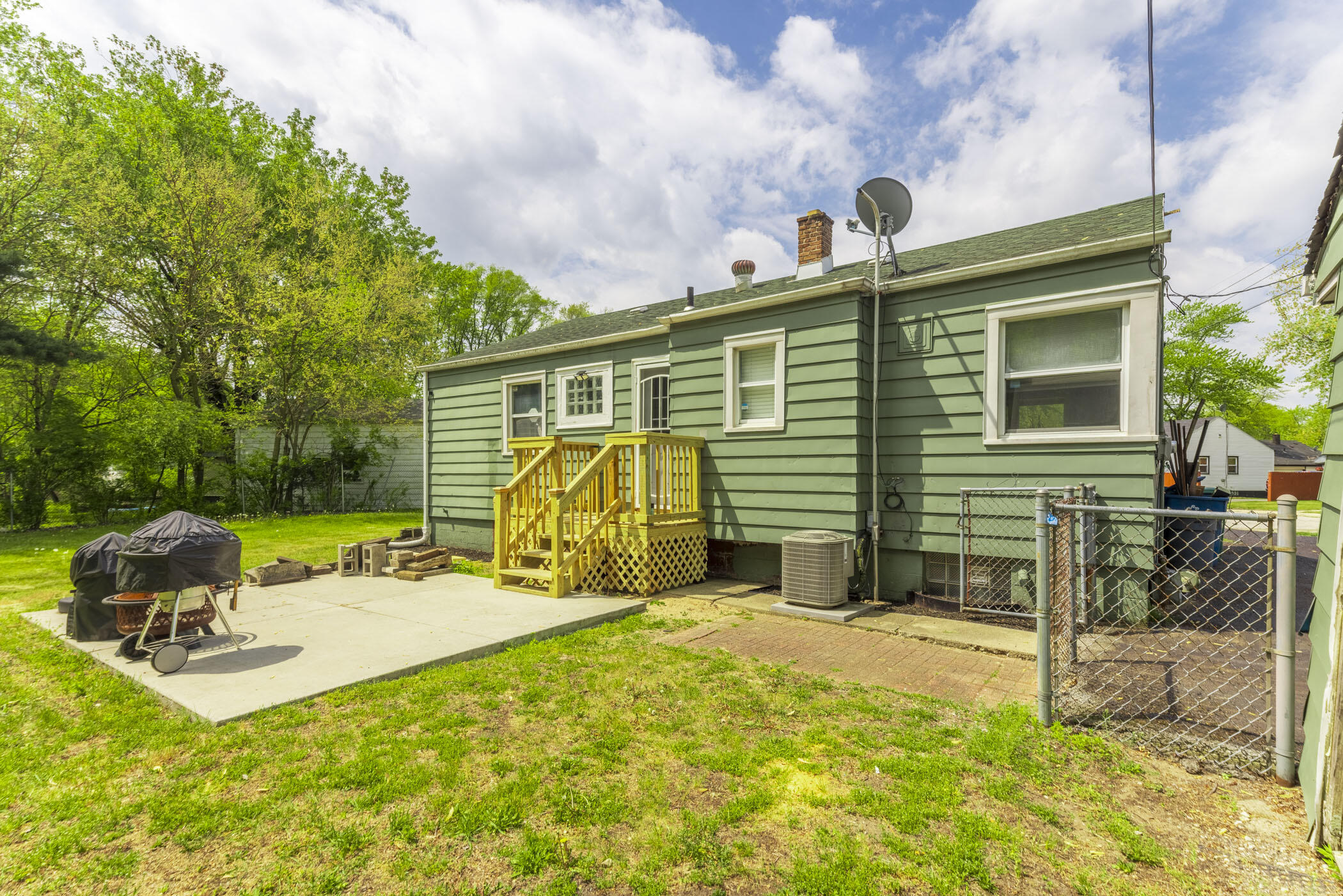 1037 E 11th Court