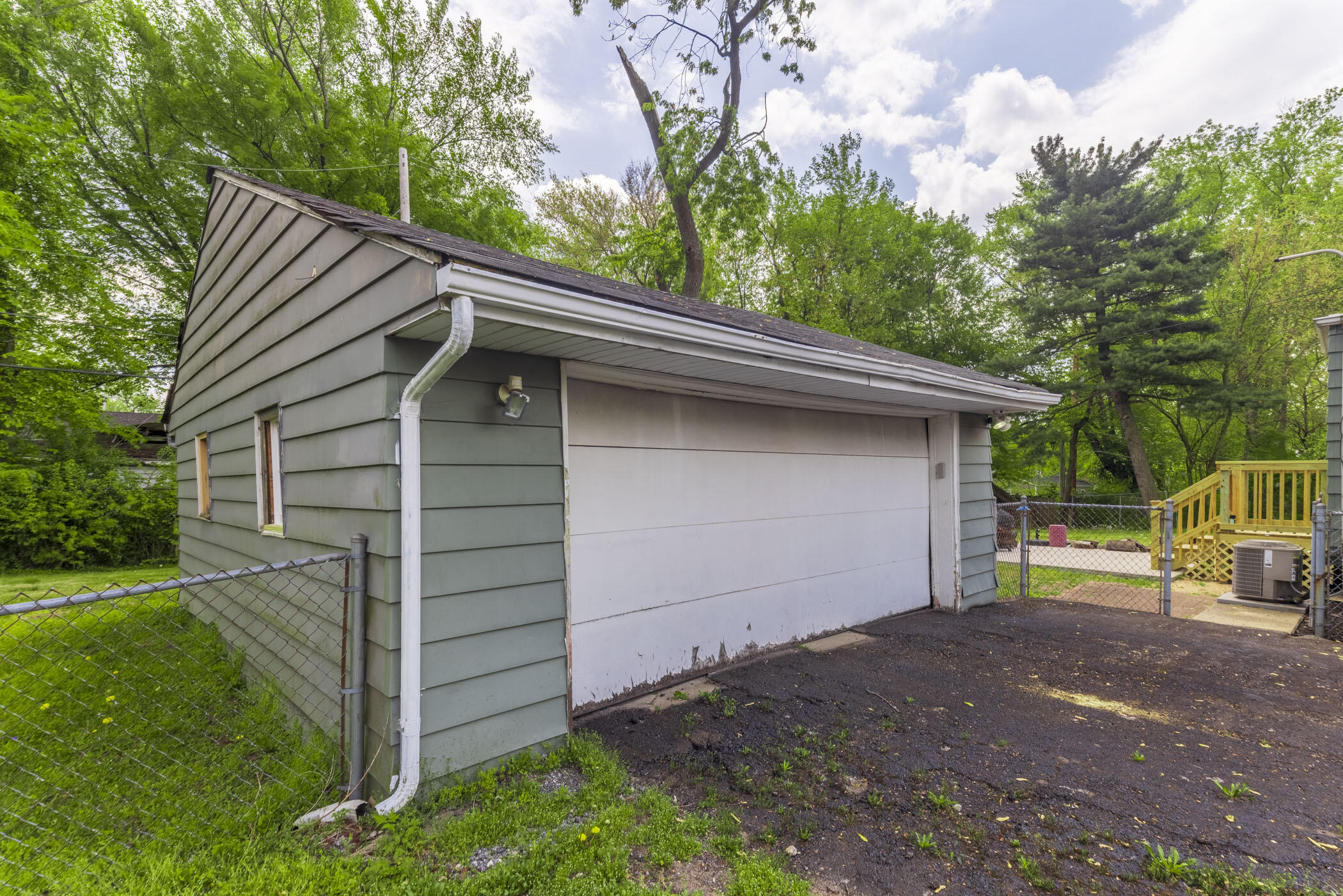 1037 E 11th Court
