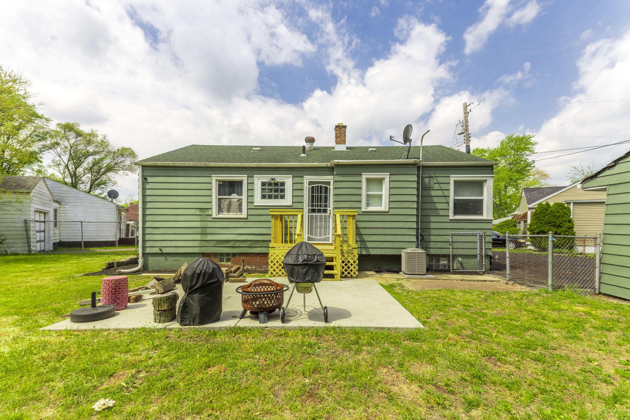 1037 E 11th Court