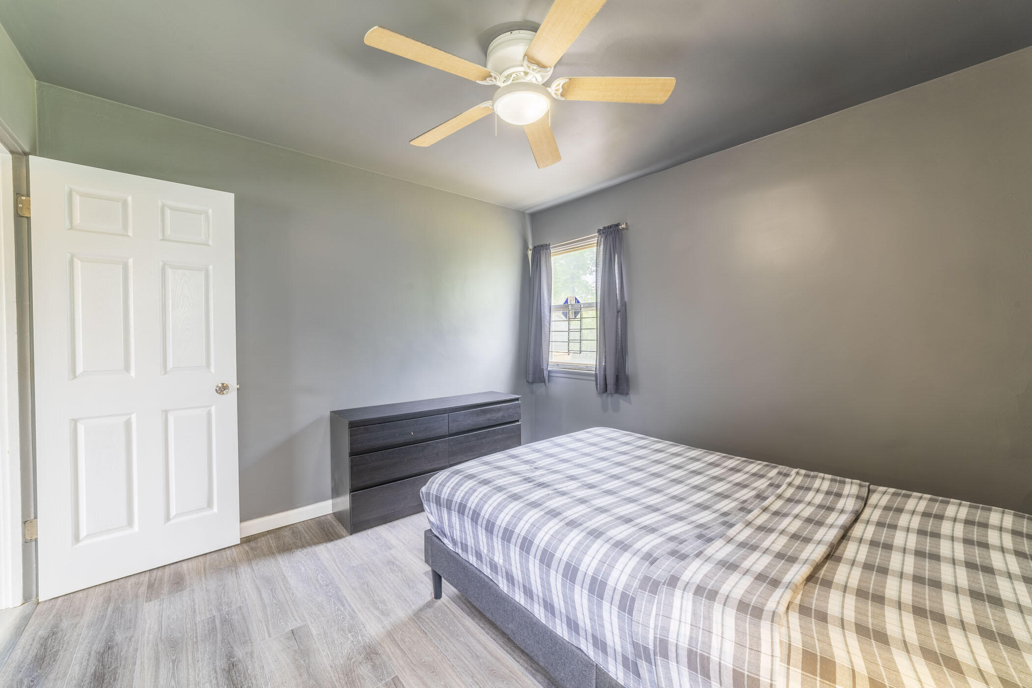 1037 E 11th Court