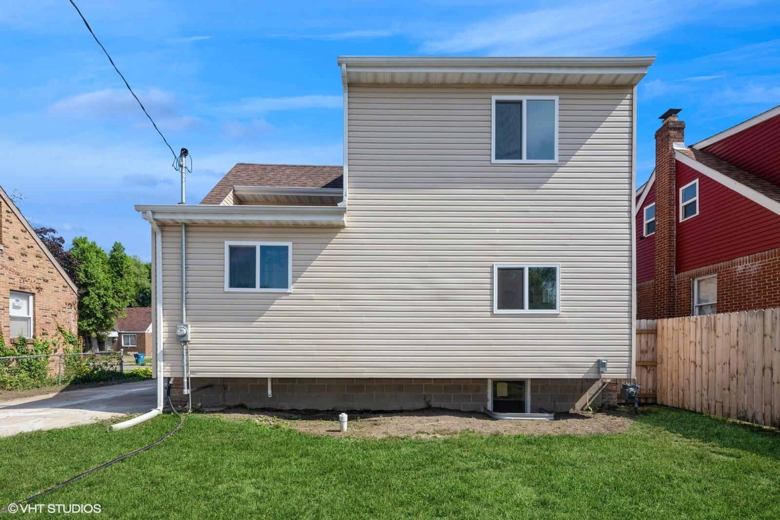 933 E 44th Place