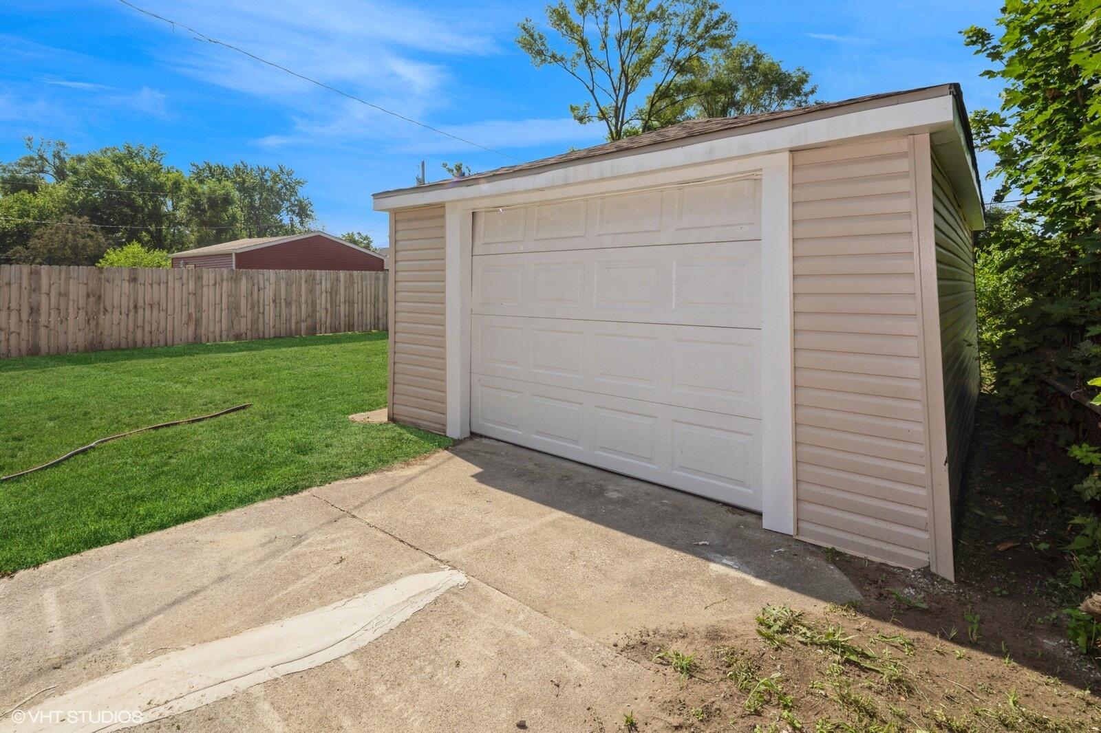 933 E 44th Place
