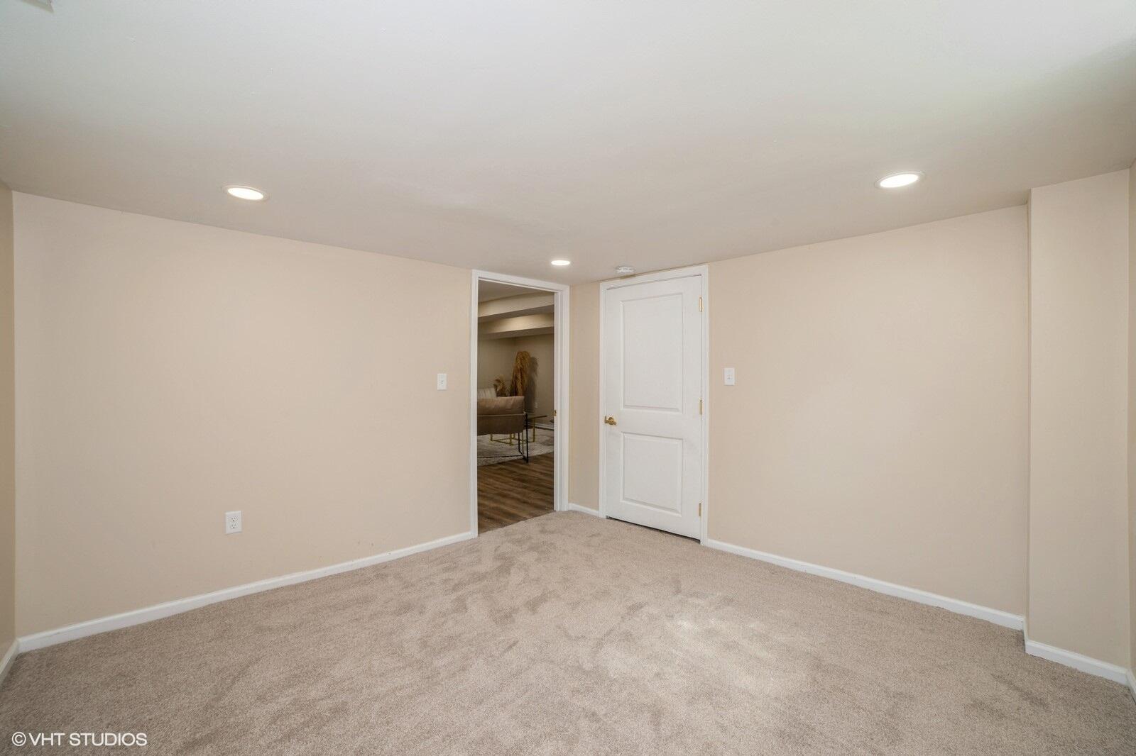 933 E 44th Place