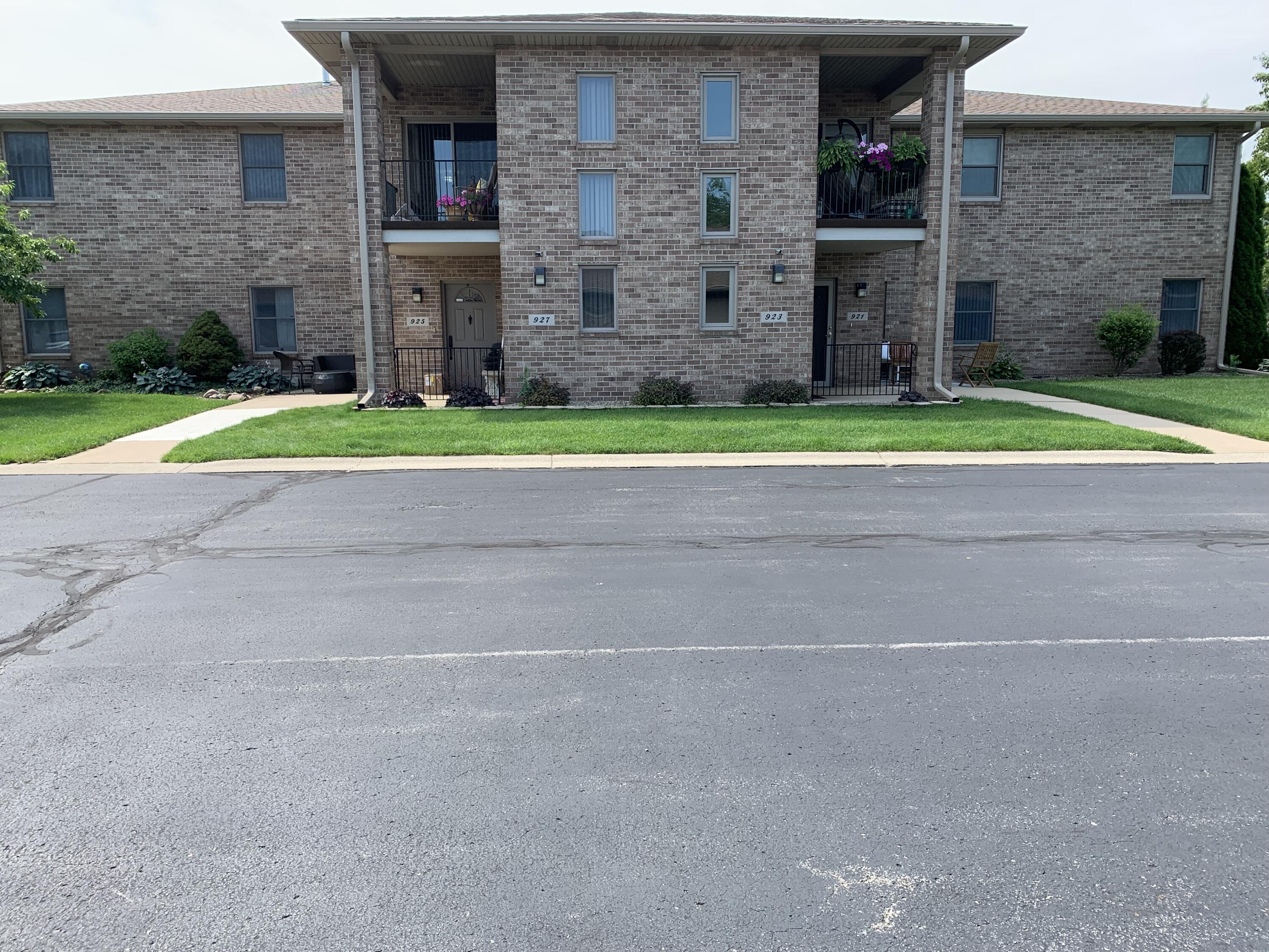 927 Oak Drive Unit: 927