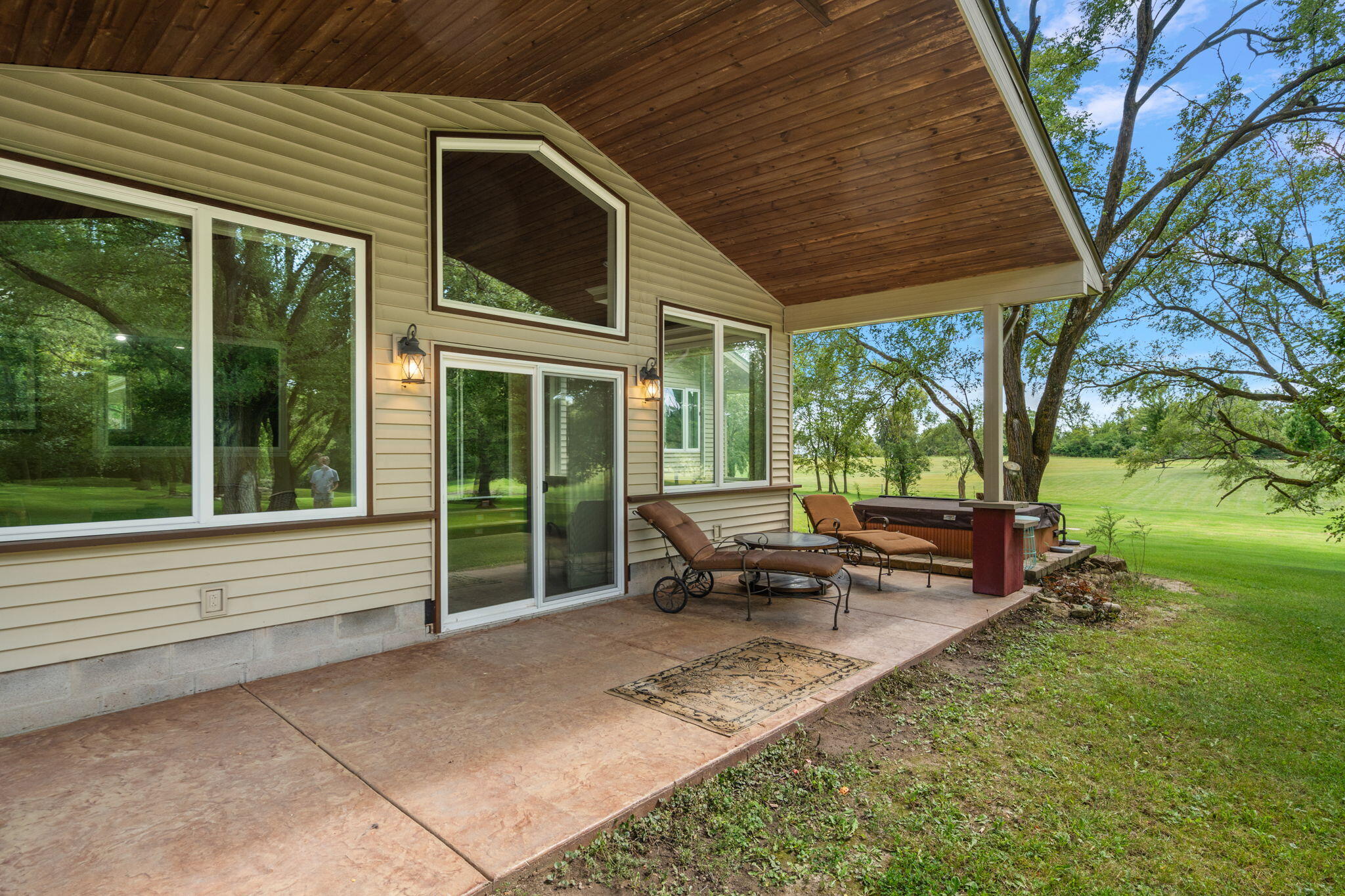 16280 Hendricks Street